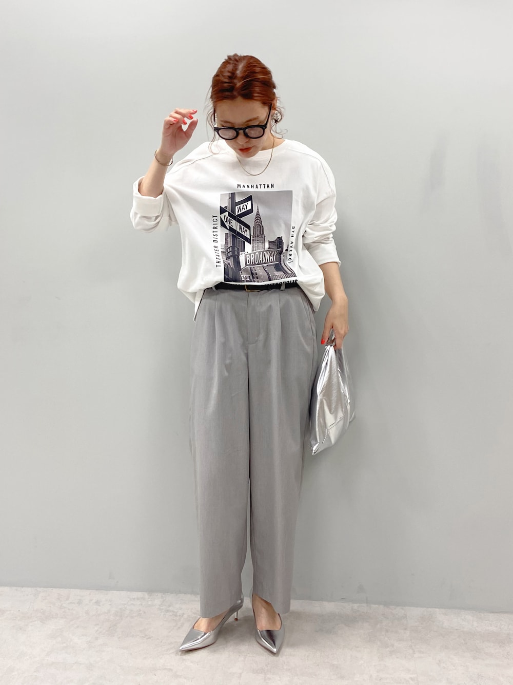 「シルバー、パンプス、タックパンツ、タックイン、ロンT、プリントT、モノトーン、メガネ女子、めがね、春ファッション、春コーデ、大人カジュアル、カラーパンツ、pualcecin」｜「ZARAのアイテム（パンプス、シルバー系）」を使った、remiさん（レディース・168cm）の春コーディネートの1枚目の写真