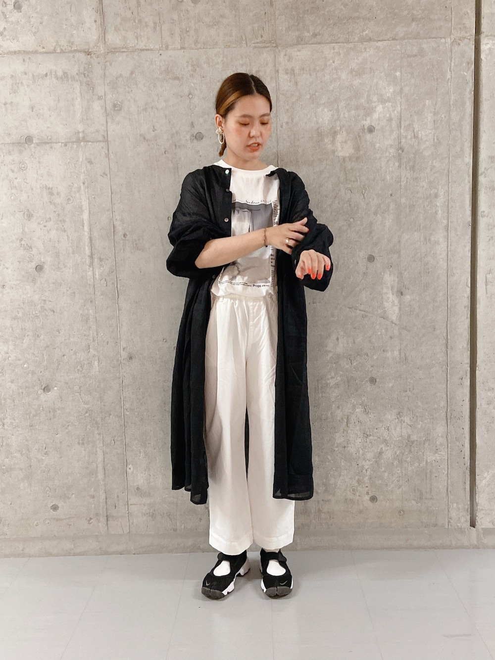 「大人カジュアル、モノトーン、リネン、ワンピース、エアリフト、パンツコーデ」｜「NIKEのナイキ エア リフト ブリーズ ウィメンズシューズ / Nike Air Rift Breathe Women's Shoes 848386-001 Black（スニーカー、ブラック系）」を使った、remiさん（レディース・168cm）の夏コーディネートの1枚目の写真