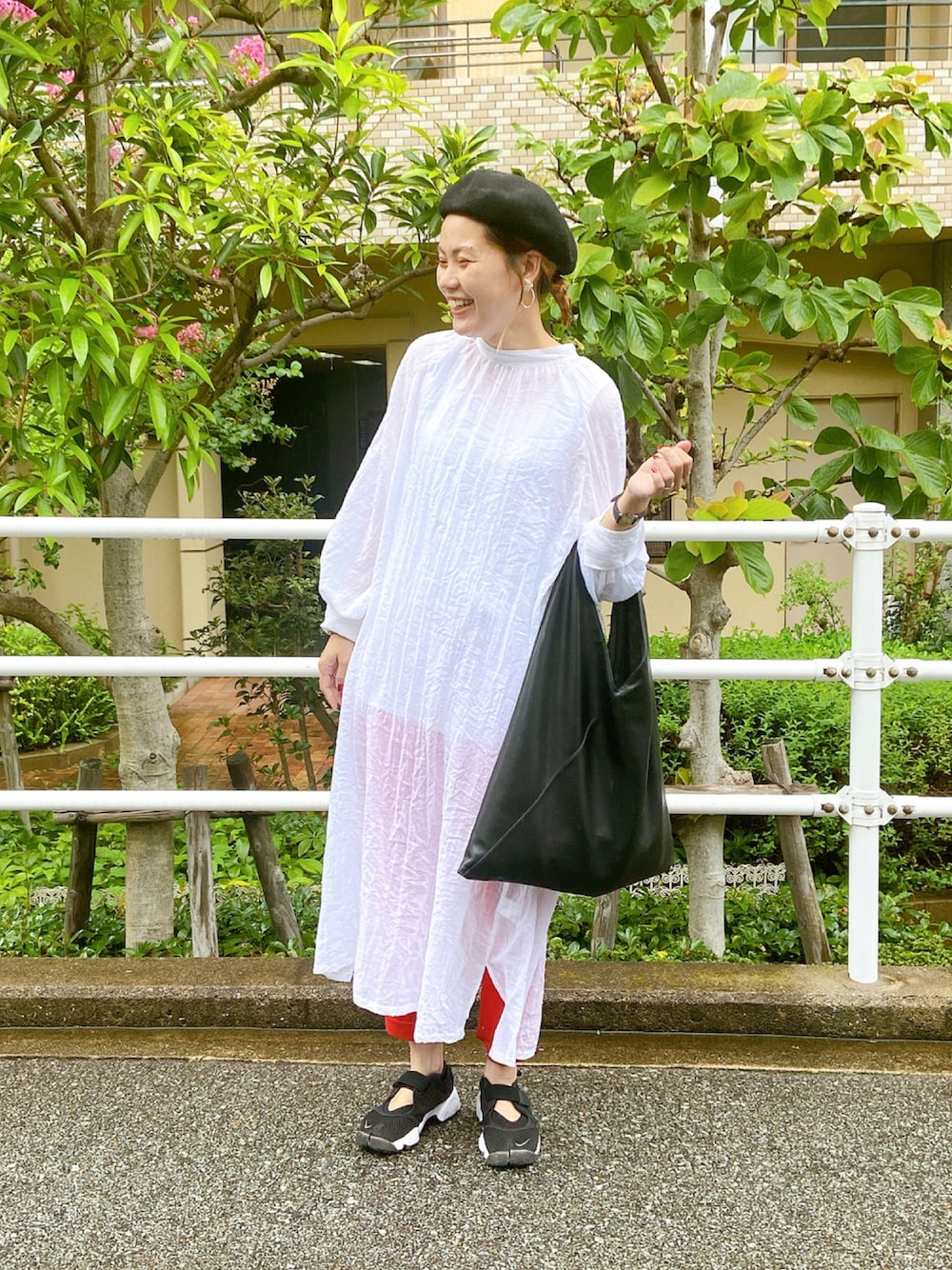 「スニーカー、ワンピース、ベレー帽、カラーパンツ、大人カジュアル、ロングワンピース、秋コーデ、秋服準備はじめました、休日スタイル」｜「MM6のMM6 Maison Margiela エコレザーバッグ（ハンドバッグ、ブラック系）」を使った、remiさん（レディース・168cm）の秋コーディネートの1枚目の写真