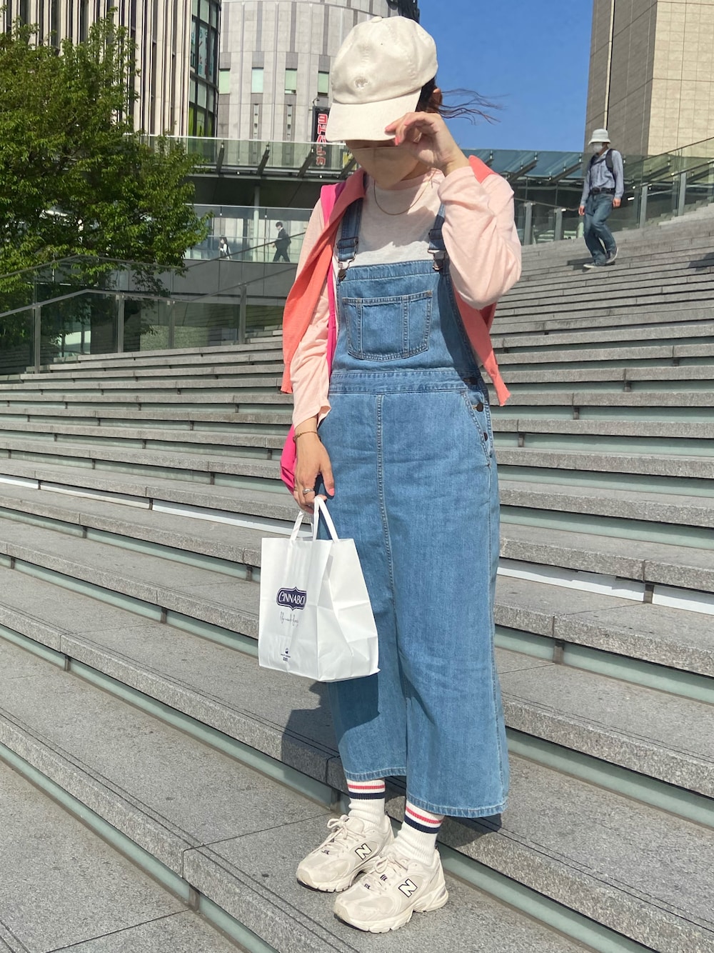 NEW BALANCEのアイテムを使った「肩掛けカーデ」の人気
