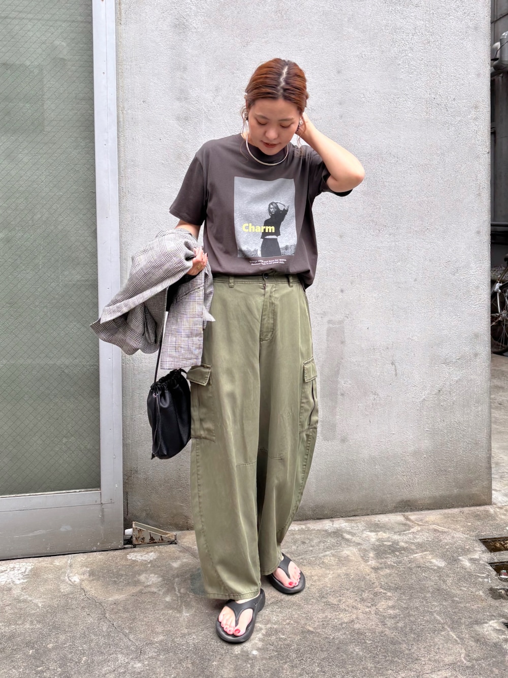 「Tシャツ、フォトT、プリントT、初夏コーデ、夏コーデ、梅雨コーデ、カーゴパンツ、パンツコーデ、サンダル、pualcecin」｜「OOFOSのOOFOS: OOoriginal サンダル（サンダル、ブラック系）」を使った、remiさん（レディース・168cm）の夏コーディネートの1枚目の写真