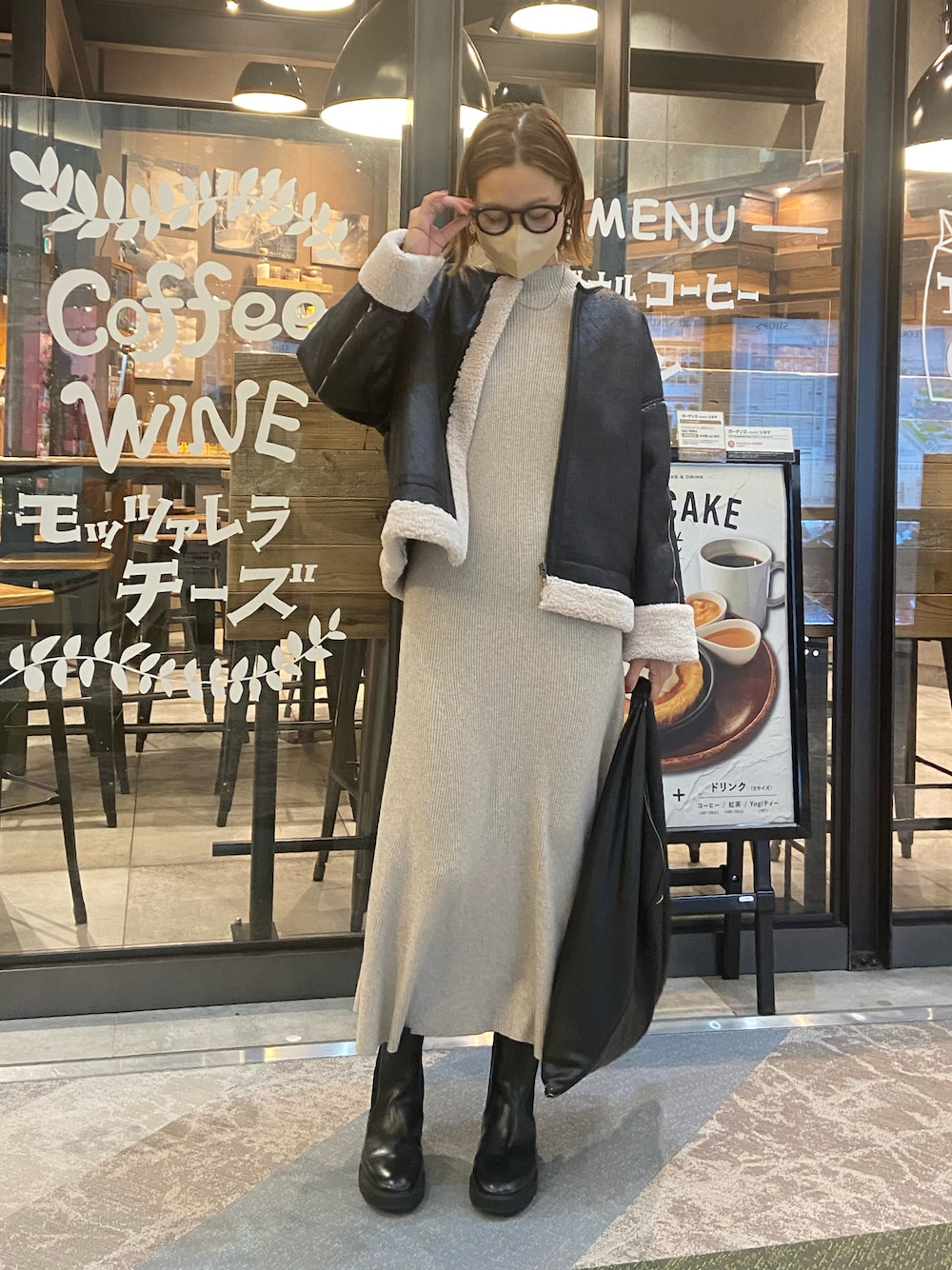 「オトナカジュアル、きれいめカジュアル、ムートン、ジャケット、ブーツ、pualcecin、アウター、冬コーデ、あったかコーデ、ワンピース、ニットワンピース」｜「PUAL CE CINのリブメローニットワンピース（ワンピース、ベージュ系）」を使った、remiさん（レディース・168cm）の冬コーディネートの1枚目の写真