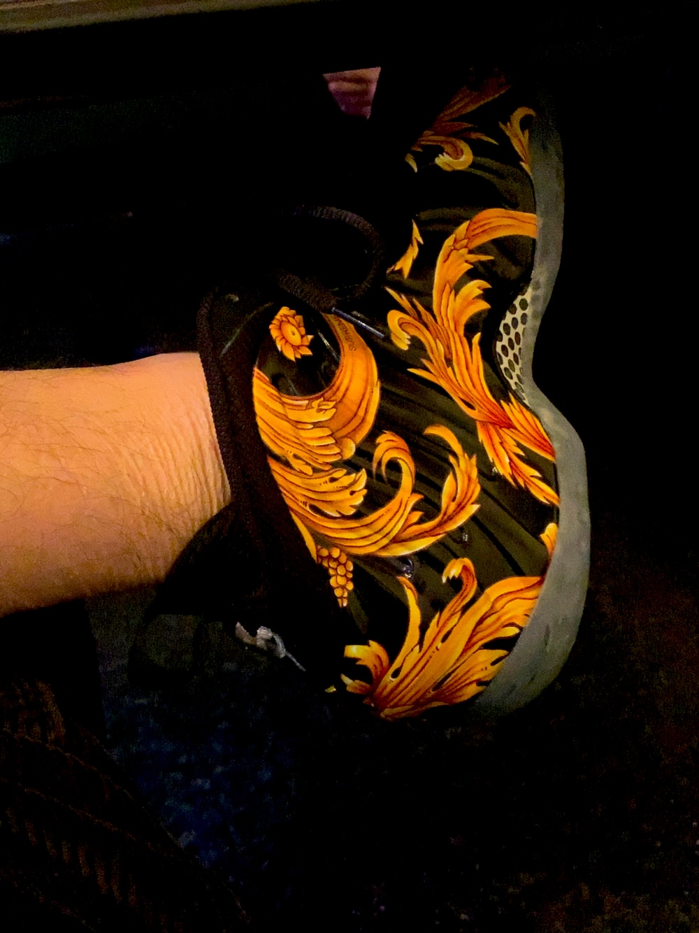 「supreme、foamposite」｜「Supreme のアイテム（スニーカー、イエロー系）」を使った、大田さん（メンズ・175cm）の秋コーディネートの1枚目の写真