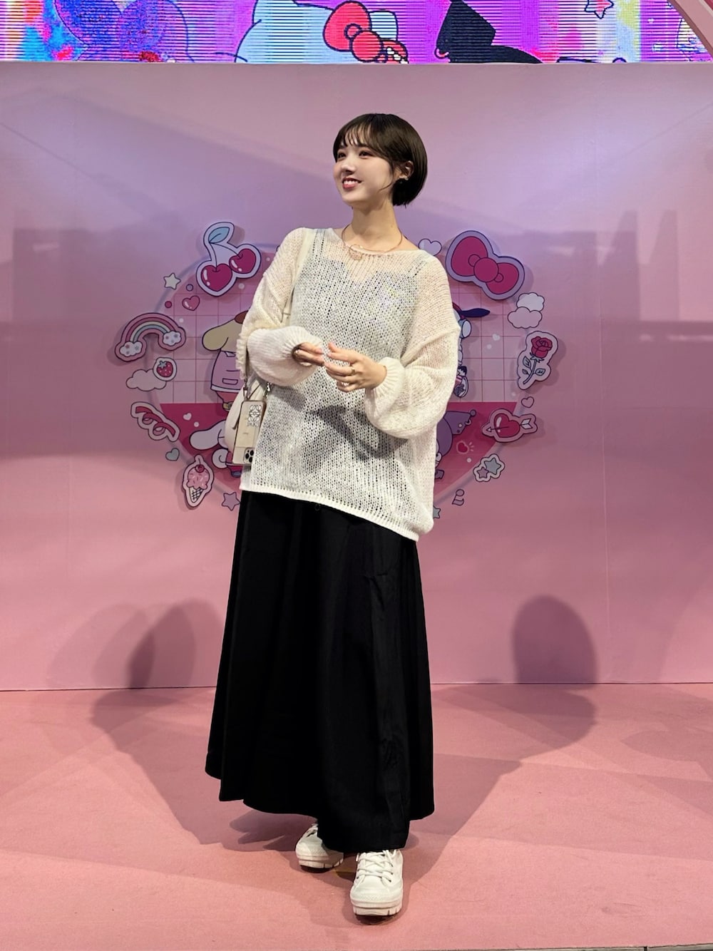「春のおしゃ見えテクニック、春ニット、キャミワンピ、ワンピース、ロングワンピース、大人かわいい、ゆるニット、休日スタイル、ショートヘア、骨格ナチュラル、イエベ春、春服みてみて、スニーカー、コンバース、モノトーンコーデ」｜「Louereのデザインフレアキャミワンピース（ワンピース、ブラック系）」を使った、ありすさん（骨格ナチュラル・レディース・163cm）の春コーディネートの1枚目の写真