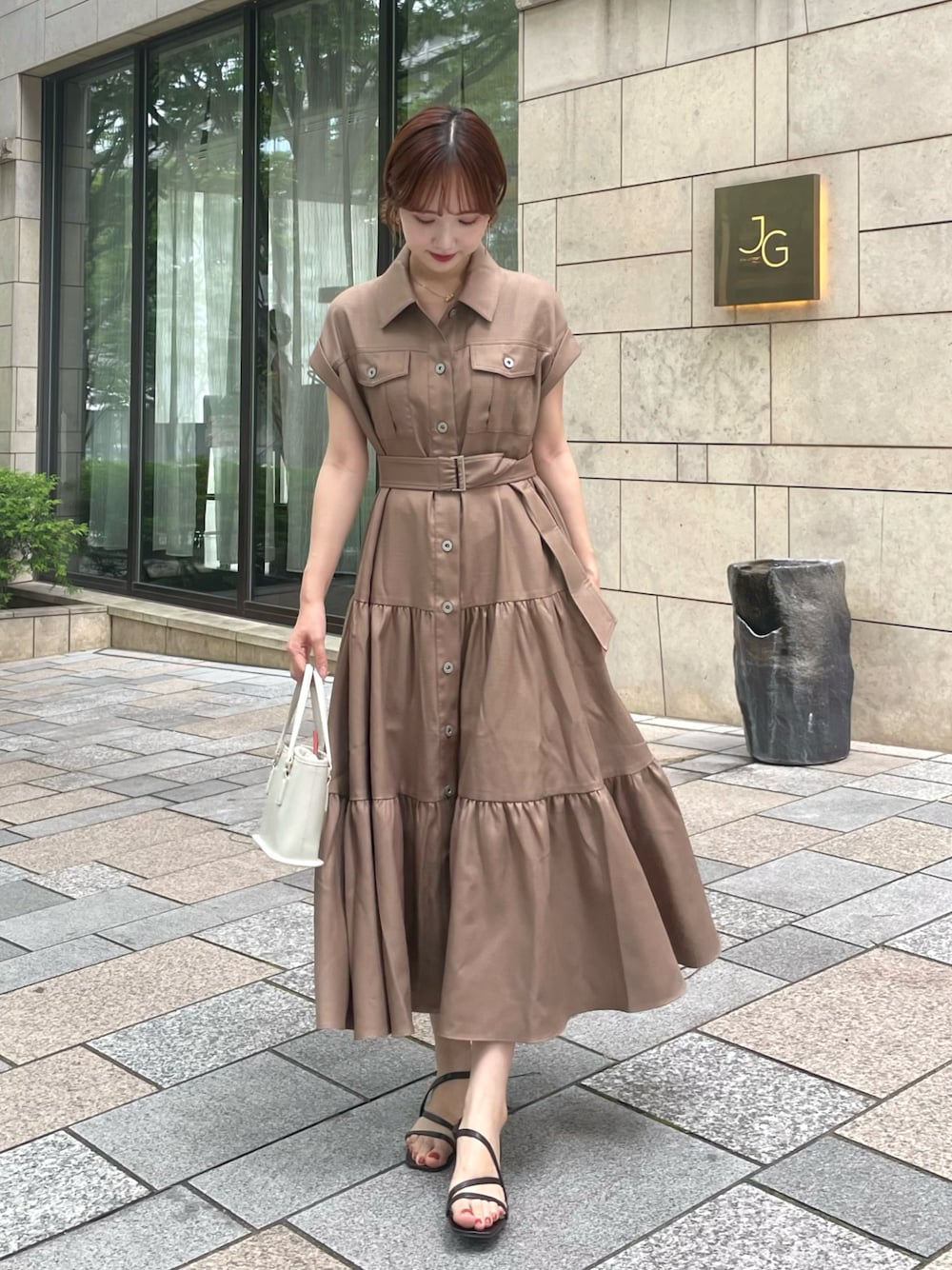 「シャツワンピ、テーマパークコーデ、ワンピース、ティアードワンピース、シャツ、ロングワンピース、夏ワンピース、サンダル、ミニバッグ、淡色コーデ、ブラウンコーデ、ブラウン、ワントーンコーデ、ラクチンコーデ、キレイめカジュアル」｜「riendaのロールアップスリーブティアードシャツワンピース（シャツワンピース、ベージュ系）」を使った、ありすさん（骨格ナチュラル・レディース・163cm）の夏コーディネートの1枚目の写真