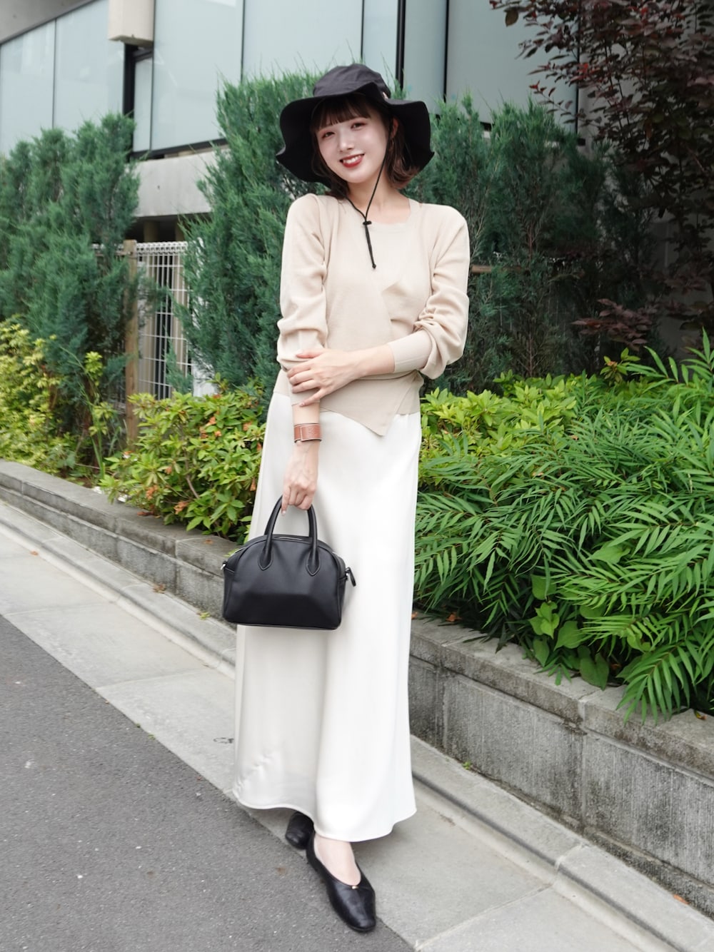 「やっぱり帽子が好き、ニューエラ、PR、NEWERA、帽子、お出かけコーデ、春夏コーデ、初夏コーデ、ロングスカート、オトナカジュアル、きれいめカジュアル、休日スタイル、休日コーデ、レイヤードスタイル、ハット」｜「CAPRICIEUX LE'MAGEのタンクSETアシメカーディガン（カーディガン/ボレロ、ベージュ系）」を使った、ありすさん（骨格ナチュラル・レディース・163cm）の春コーディネートの1枚目の写真