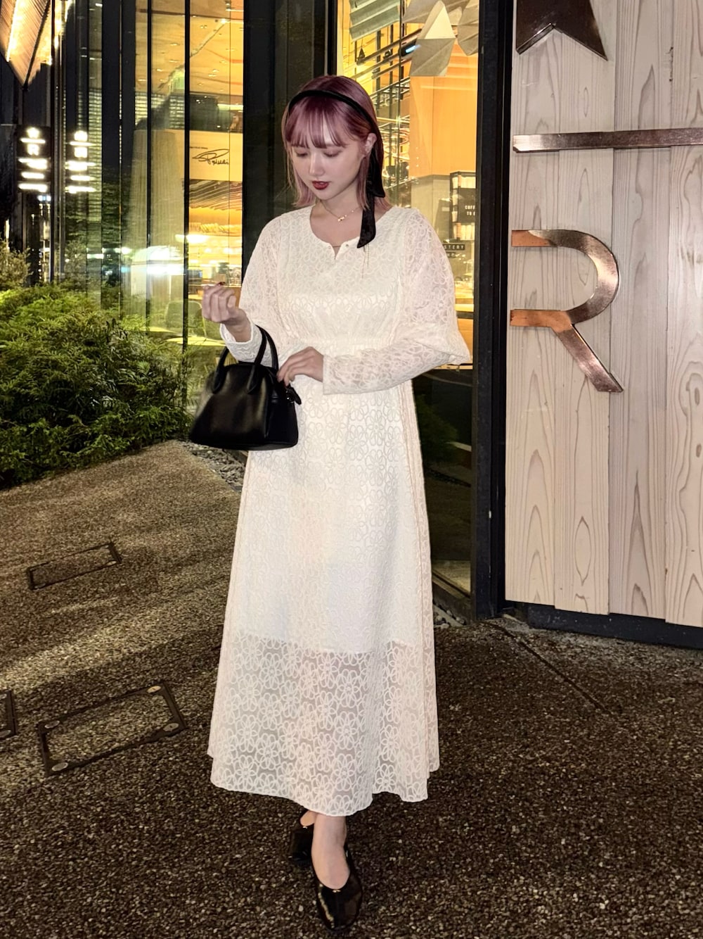 ホワイト系のワンピース、ブラック系のボストンバッグ、ブラック系のパンプスを着用したレディースの春コーディネートの1枚目の写真