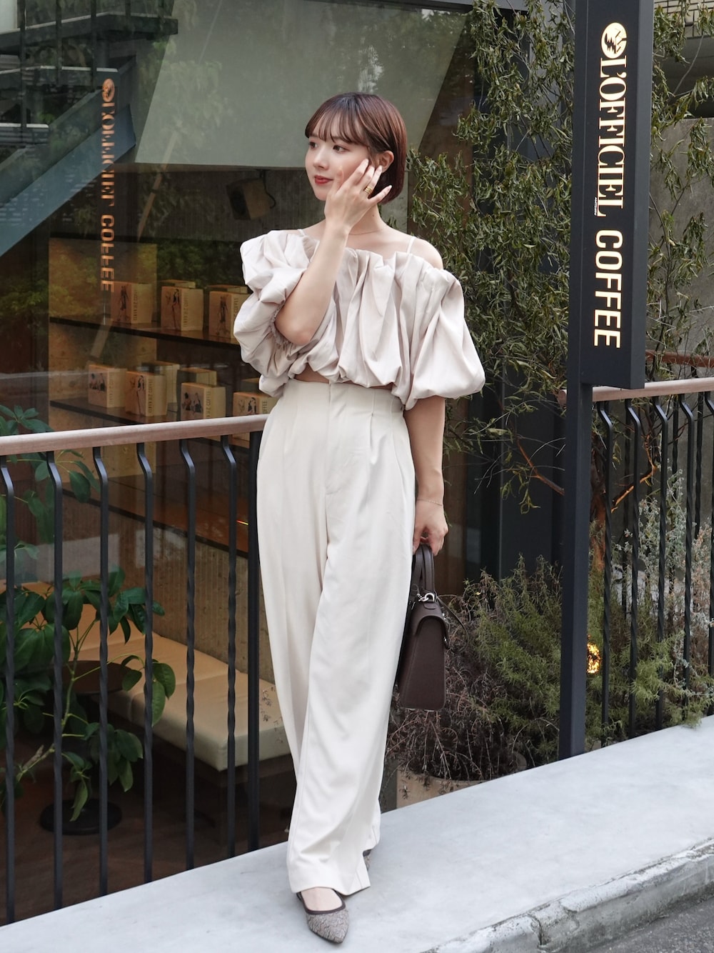 「ショルダーバッグ、ブラウン、秋服準備はじめました、パンツスタイル、パンプス、肩出し、肩あき、オフショル、淡色コーデ、ピンクベージュ、ピンク、ホワイトパンツ、ワントーンコーデ、ベージュコーデ、初秋コーデ」｜「Chicoの【SALON by Chico】ギャザーバルーンオフショルブラウス（シャツ/ブラウス、ピンク系）」を使った、ありすさん（骨格ナチュラル・レディース・163cm）の秋コーディネートの1枚目の写真