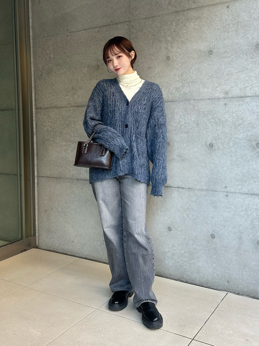 「服とコスメでなりたい自分に、ワイドデニム、今日のコスメと服、カーディガン、ブルーコーデ、ブルー×ブラック、サイドゴアブーツ、UNIQLO、ショートヘア、骨格ナチュラル、休日スタイル、パンツコーデ、カジュアルコーデ、カジュアルスタイル、タートルネック」｜「WEGOのWEGO/【23年秋冬新作】ブラッシュニットビッグカーディガン（カーディガン/ボレロ、ブルー系）」を使った、ありすさん（骨格ナチュラル・レディース・163cm）の冬コーディネートの1枚目の写真