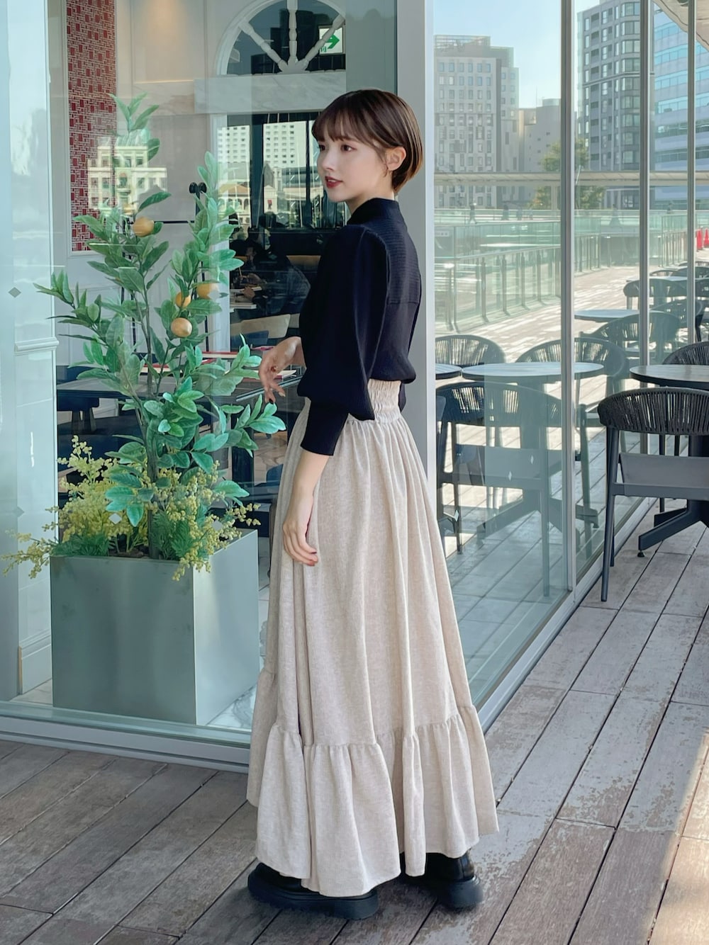 「新星WEARISTAにエントリー、WEARyouthコーデ、きれいめカジュアル、大人カジュアル、クリスマスに着たい服、マイベストコーデ2023、サイドゴアブーツ、淡色コーデ、ツイードスカート、キレイめコーデ、クリスマスコーデ、キレイめカジュアル、Louere、ショートヘア、骨格ナチュラル」｜「SLYのアイテム（ニット/セーター、ブラック系）」を使った、ありすさん（骨格ナチュラル・レディース・163cm）の冬コーディネートの1枚目の写真