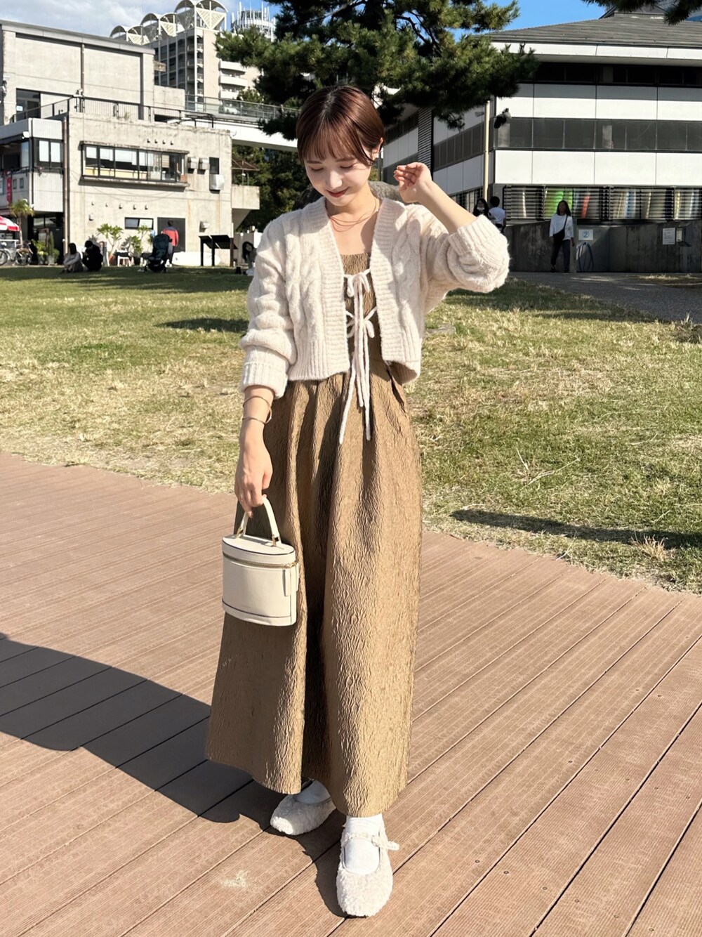 「もこもこ、ふわふわ、メリージェーン、淡色コーデ、秋のコーデ、ブラウンコーデ、キャミワンピ、オトナカワイイ、ZARA、淡色女子、ショートヘア、骨格ナチュラル、イエベ春、WEARyouthコーデ、カーディガン」｜「STYLEVOICEのアイテム（トップス、ホワイト系）」を使った、ありすさん（骨格ナチュラル・レディース・163cm）の秋コーディネートの1枚目の写真