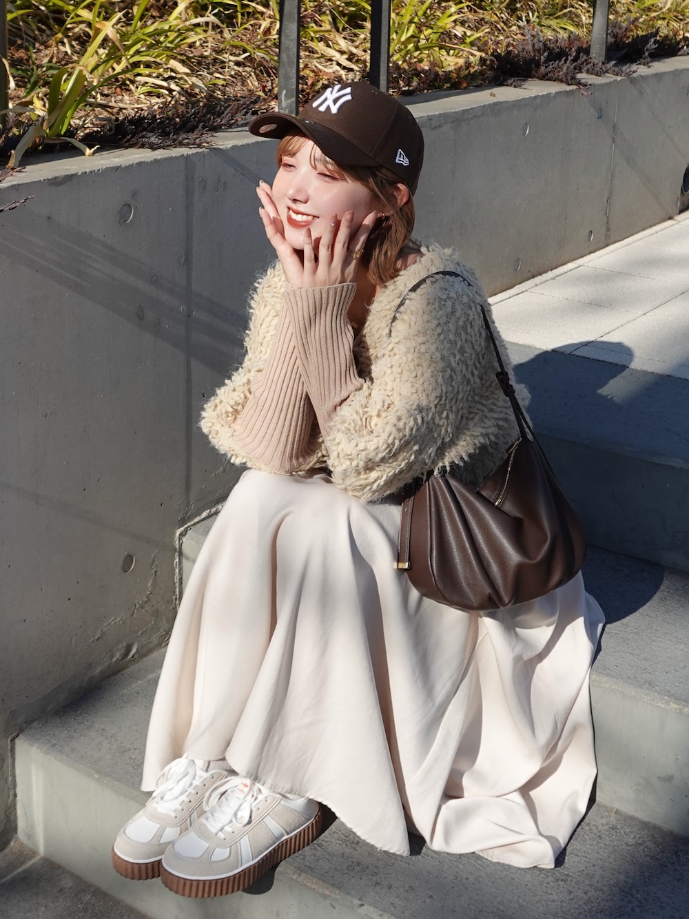 「春色、キャップ、キャップ女子、スニーカー、スニーカー女子、キャミワンピ、キャミワンピース、春ニット、淡色コーデ、淡色女子、ワントーンコーデ、ワンピース、ワントーン、ベージュコーデ、ベージュ」｜「Eaphiのアイテム（ニット/セーター、ベージュ系）」を使った、ありすさん（骨格ナチュラル・レディース・163cm）の春コーディネートの1枚目の写真