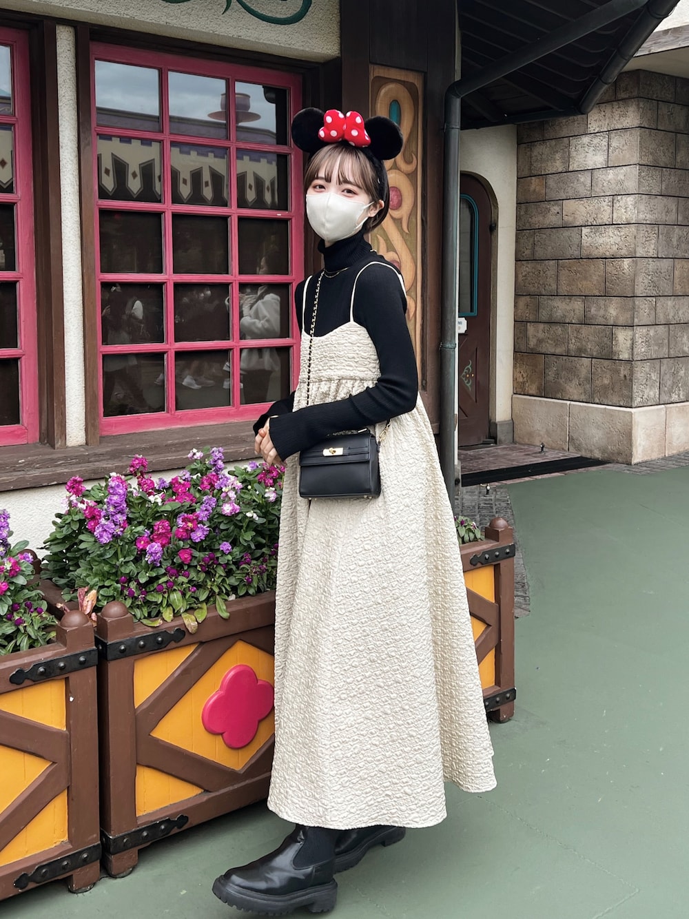 「キャミワンピ、春服みてみて、休日コーデ、ミニバッグ、春服コーデ、JEANASiS、ワンピース、ショートヘア、モノトーンコーデ、ディズニーコーデ、ガーリーコーデ、シンプルコーデ、オトナカワイイ、ハイネックニット、カジュアル」｜「JEANASISのアイテム（ワンピース、ホワイト系）」を使った、ありすさん（骨格ナチュラル・レディース・163cm）の春コーディネートの1枚目の写真