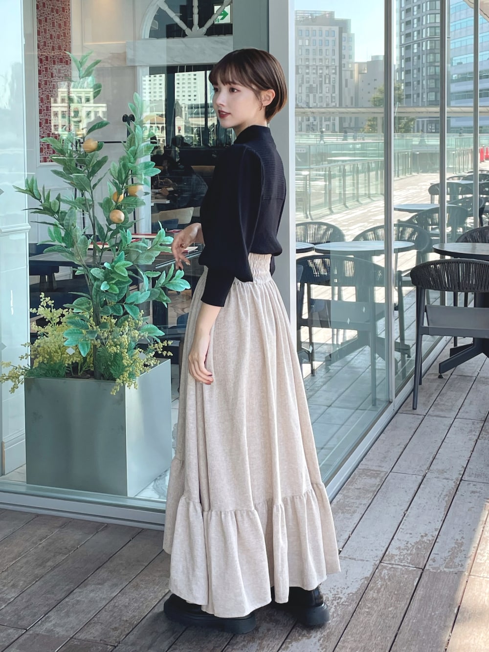 「ファッションを楽しもう、お出かけコーデ、大人可愛い、スカートスタイル、大人ガーリー、キレイめ、綺麗めコーデ、ショートヘア、骨格ナチュラル、イエベ秋、ブラックコーデ、大人コーデ、ロングスカート、キレイめカジュアル、WEARyouthコーデ」｜「SLYのPUFF SLEEVE ハイゲージトップス（ニット/セーター、ブラック系）」を使った、ありすさん（骨格ナチュラル・レディース・163cm）の秋コーディネートの1枚目の写真