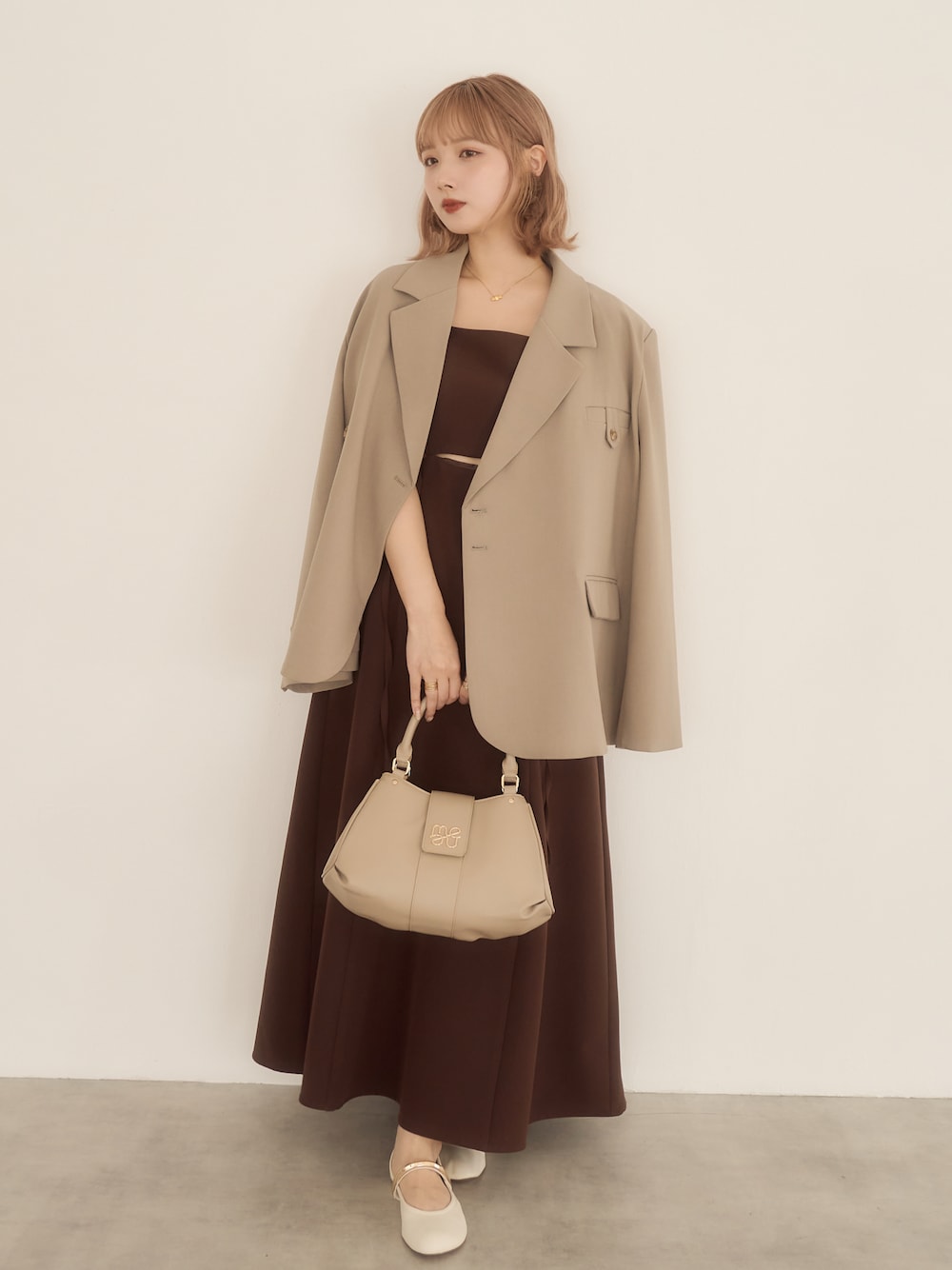 「最近のいい感じコーデ、セットアップ、ジャケット、ジャケットスタイル、ワントーン、ワントーンコーデ、ブラウンコーデ、お仕事コーデ、大人かわいい、キャミワンピ、ワンピーススタイル、着回しコーデ、淡色コーデ、淡色女子、オケージョン」｜「mellowneonのオーバーテーラードジャケット（テーラードジャケット、ベージュ系）」を使った、ありすさん（骨格ナチュラル・レディース・163cm）の春コーディネートの1枚目の写真
