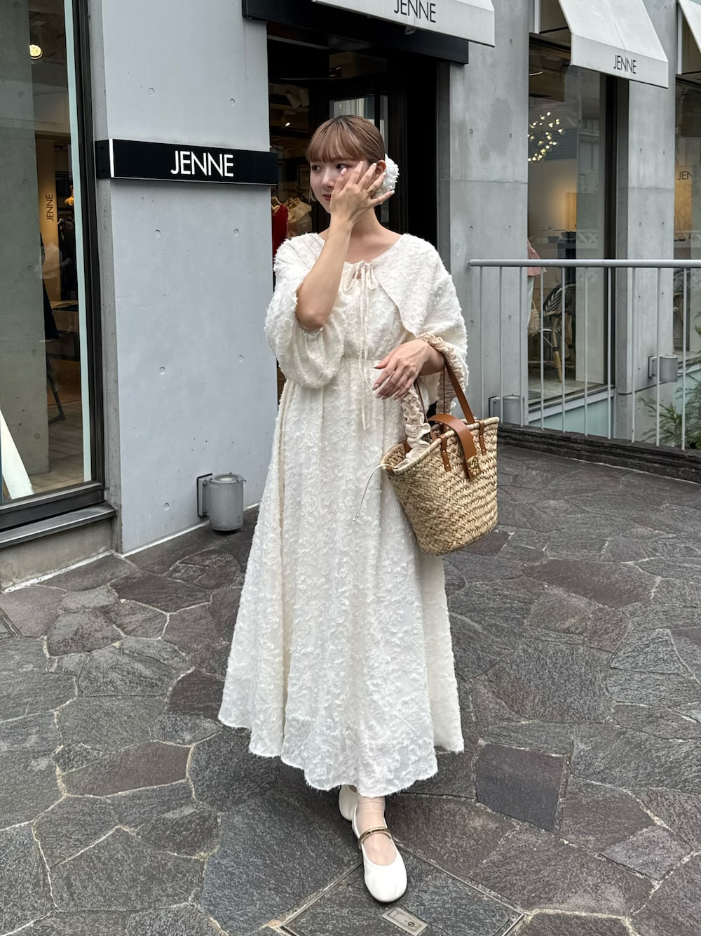 「秋服準備はじめました、フリンジ、ワンピース、ワントーンコーデ、ワンピースコーデ、淡色コーデ、淡色女子、ホワイトコーデ、ホワイト、オトナ女子、おでかけコーデ、ラクチンコーデ、大人かわいい、キレイめカジュアル、今から使える秋の先取りコーデ」｜「mellowneonのありすコラボ / マルチウェイフェザーフリンジワンピース（ワンピース、ホワイト系）」を使った、ありすさん（骨格ナチュラル・レディース・163cm）の夏コーディネートの1枚目の写真