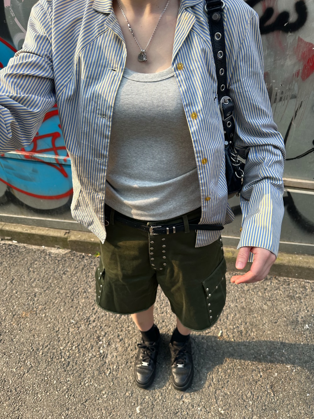 「BALENCIAGA、Vivienne Westwood、CELINE、ハーフパンツ、ハーフパンツコーデ、タンクトップ、タンクトップコーデ、重ね着、シャツスタイル、シャツコーデ」｜「NIKEのナイキ エア フォース 1 '07 ウィメンズシューズ / Nike Air Force 1 '07 Women's Shoes DD8959-001 Black（スニーカー、ブラック系）」を使った、Ｋさん（レディース・163cm）の夏コーディネートの1枚目の写真