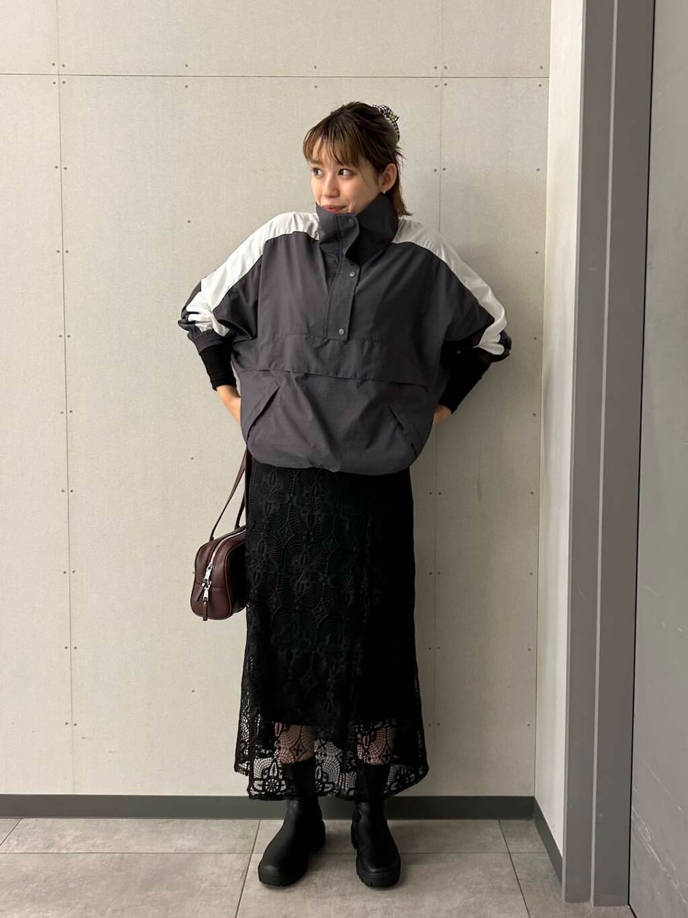 ブラック系のTシャツ/カットソー、レッド系のボストンバッグ、ブラック系のブーツを着用したレディースの秋コーディネートの1枚目の写真