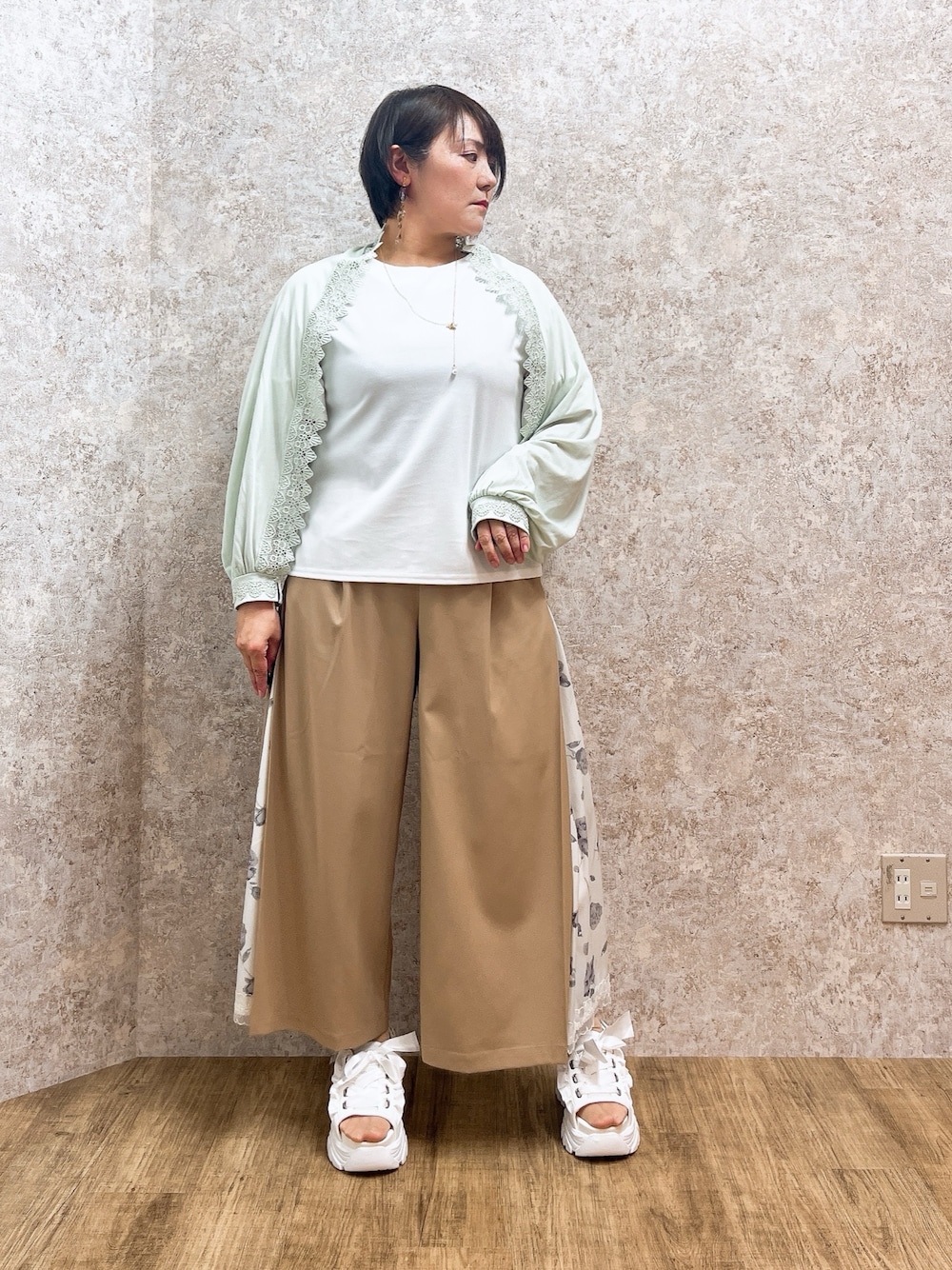 「最近のいい感じコーデ、大人カジュアル、春夏コーデ、淡色コーデ、きれいめカジュアル、休日スタイル、お出かけコーデ、axes femme、ママファッション、お洒落さんとつながりたい、ラフコーデ、シンフルコーデ、ＧＷ、おしゃれさんと繋がりたい、ＵＶカット」｜「axes femmeの吸水速乾フラワーレースタンク（タンクトップ、ホワイト系）」を使った、ジョーさん（レディース・161cm）の春コーディネートの1枚目の写真