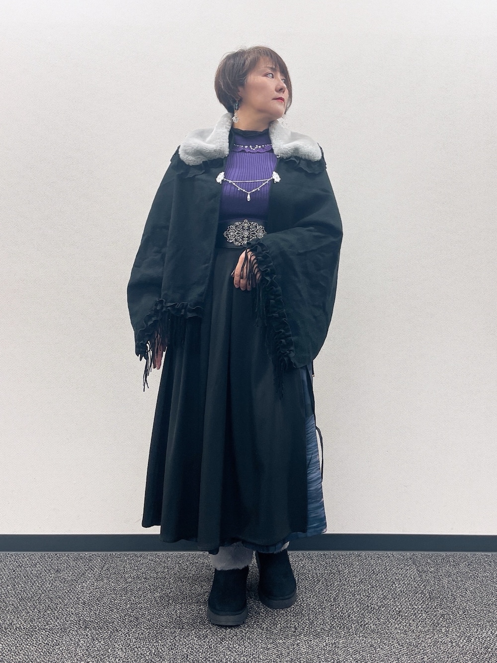 レッド系のニット/セーター、ブラック系のTシャツ/カットソー、ブラック系のその他パンツを着用したレディースの秋コーディネートの1枚目の写真