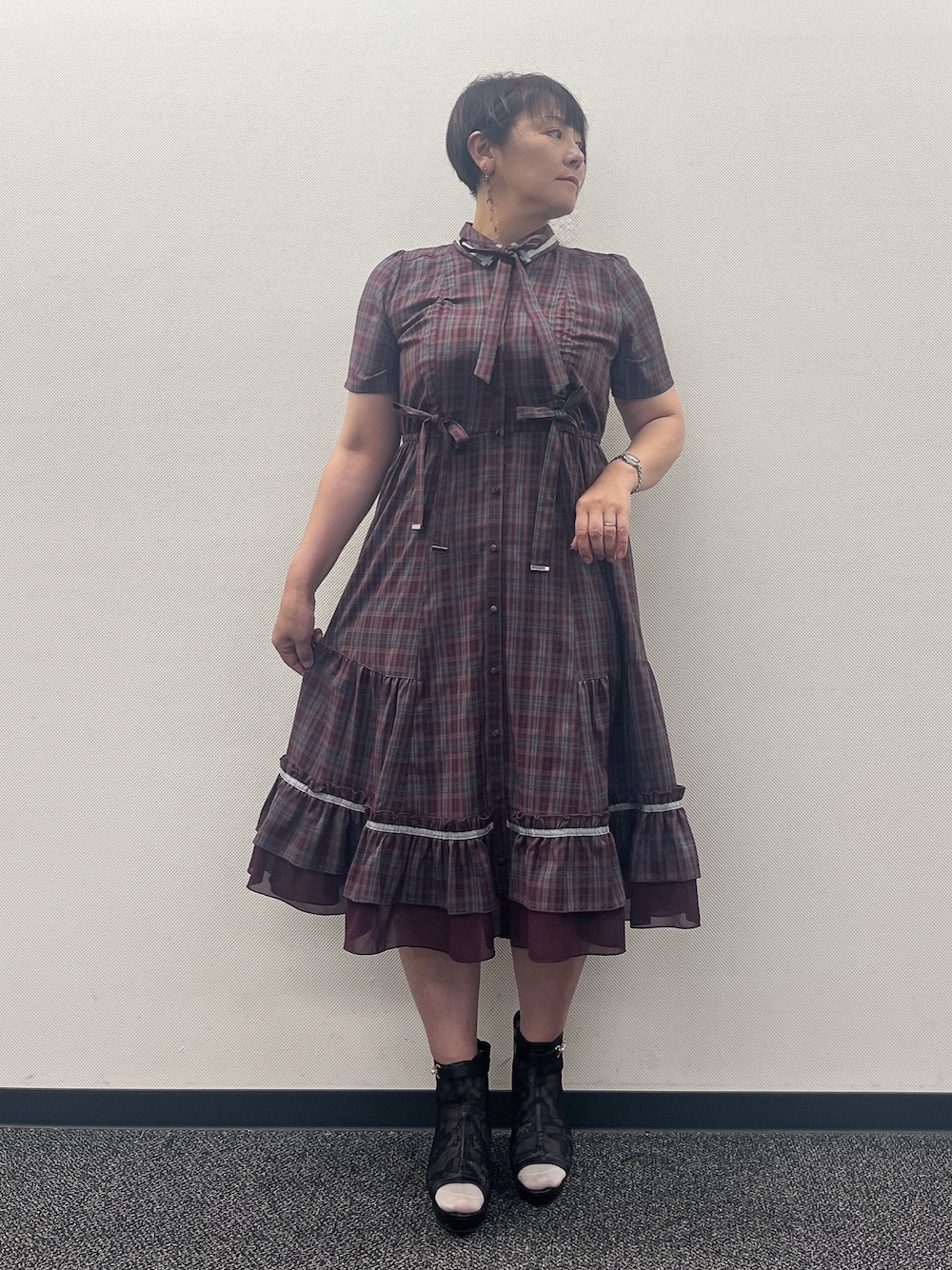 「チェック、チェック柄に恋してる、ワンピース、夏ルックで気分アップ、axes femme、夏コーデ、お出かけコーデ、レディースファッション、夏服コーデ、夏、フェミニンコーデ」｜「axes femmeのオープントゥレースブーツ（ブーツ、ブラック系）」を使った、ジョーさん（レディース・161cm）の夏コーディネートの1枚目の写真