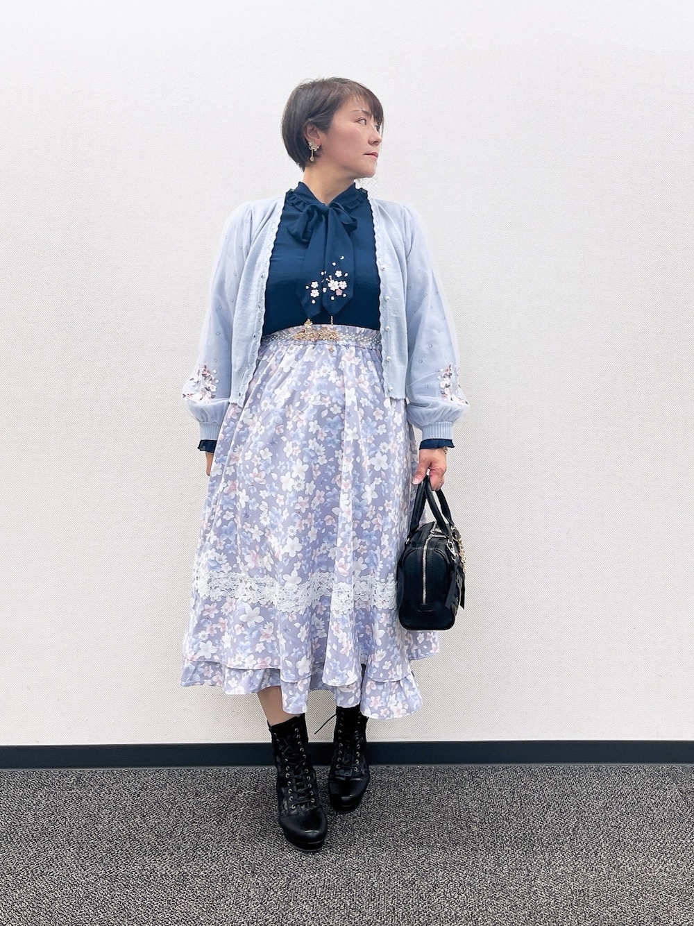 「axes femme、春服コーデ、大人女子、レディースファッション、春先取り、きれいめコーディネート、桜、フェミニン」｜「axes femmeのサクラ装飾イヤリング（イヤリング、ホワイト系）」を使った、ジョーさん（レディース・161cm）の冬コーディネートの1枚目の写真