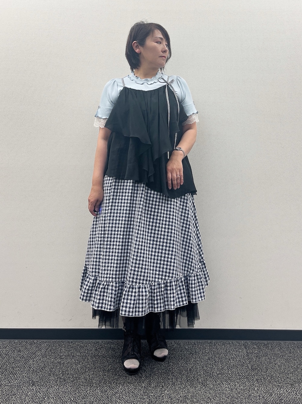 「夏ルックで気分アップ、axes femme、夏コーデ、夏服コーデ、ゆるシルエット、夏服、大人カジュアルコーデ、夏物、レディースファッション、ゆったり、ゆったりコーデ」｜「axes femmeのドレープフリルキャミビスチェ（Tシャツ/カットソー、ブラック系）」を使った、ジョーさん（レディース・161cm）の夏コーディネートの1枚目の写真