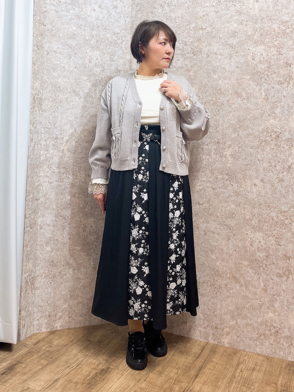 「axes femme、休日スタイル、オトナカジュアル、カジュアルスタイル、キレイめカジュアル、春色、シンプル、40代ファッション」｜「axes femmeのリボンポケットニットカーデ（カーディガン/ボレロ、グレー系）」を使った、ジョーさん（レディース・161cm）の春コーディネートの1枚目の写真