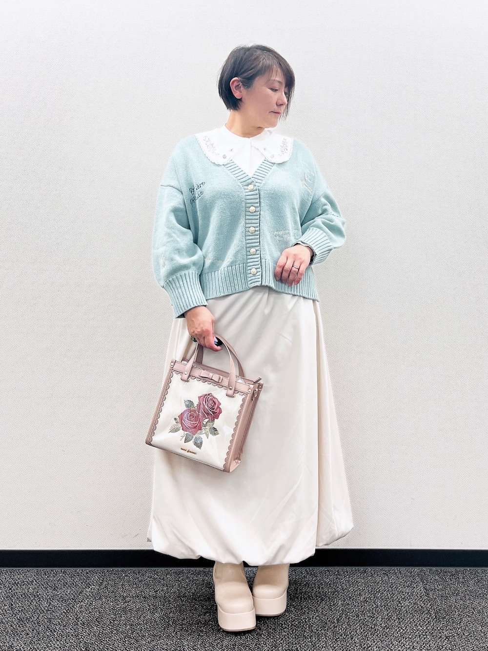 「axes femme、大人女子、カジュアルスタイル、キレイめカジュアル、春服コーデ、春先取り、スカートコーデ、レディースファッション、オトナカジュアル、ゆったり、40代ファッション」｜「axes femmeのパイピングバルーンスカート（スカート、ホワイト系）」を使った、ジョーさん（レディース・161cm）の冬コーディネートの1枚目の写真