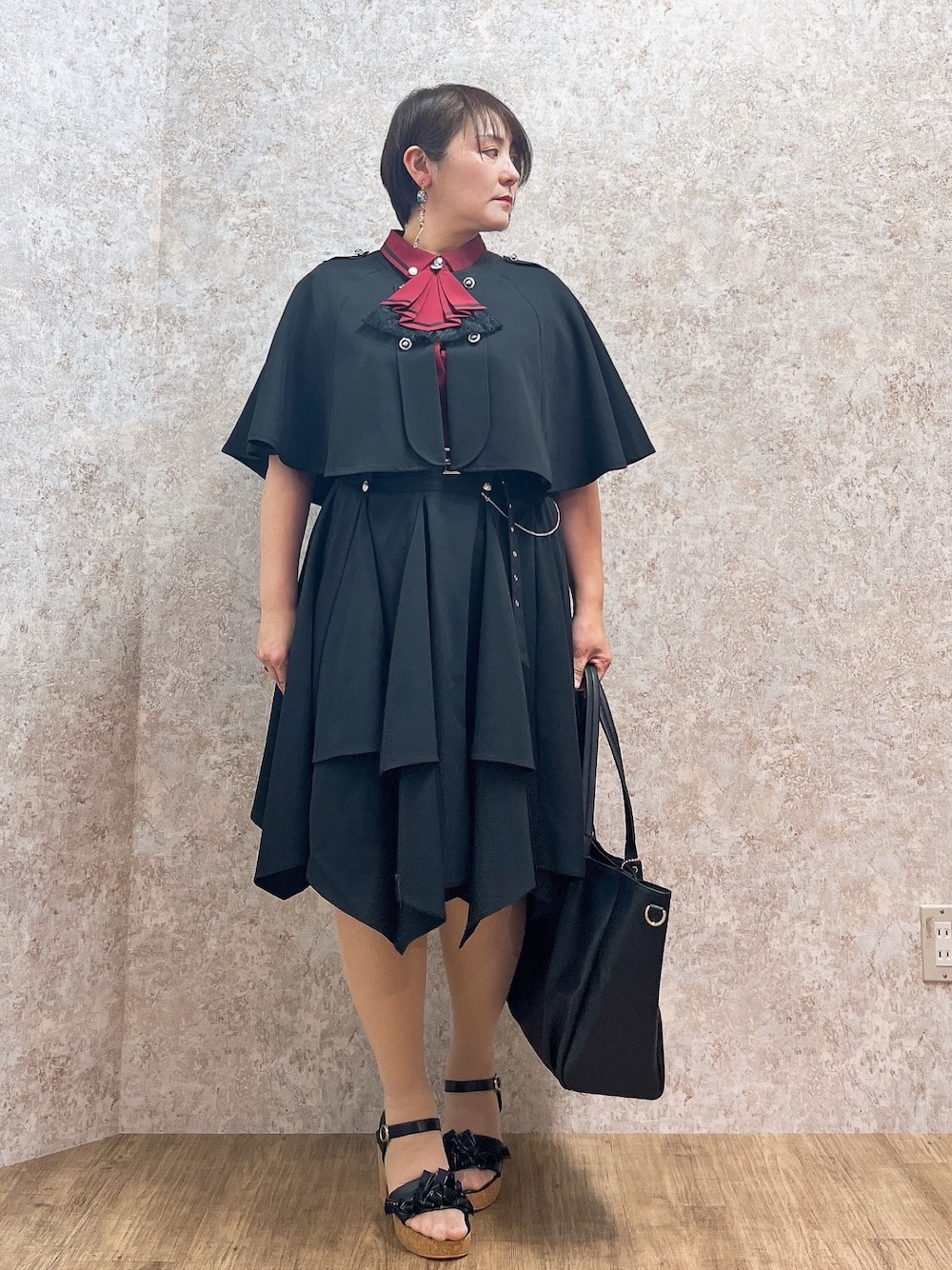 「axes femme、モード、ジャボブラウス、イレヘムスカート、スカートスタイル、カッコイイ女子、40代コーデ、40代女性」｜「axes femmeのＦＡＶミニローズリング（リング、レッド系）」を使った、ジョーさん（レディース・161cm）の春コーディネートの1枚目の写真
