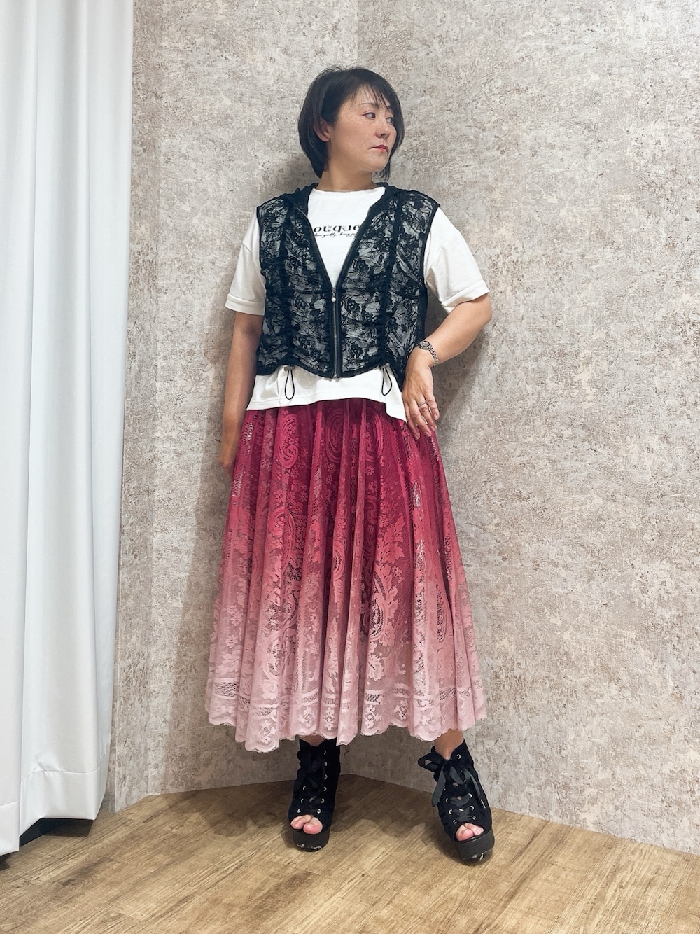 「白Tシャツ、ロングスカート、きれいめカジュアル、夏コーデ、axes femme、大人カジュアルコーデ、大人カジュアル、最近のいい感じコーデ、夏服、いいね、save、フォローお願いします🤑、ベスト、ベスト×Tシャツ」｜「axes femmeのレースアップブーサン（サンダル、ブラック系）」を使った、ジョーさん（レディース・161cm）の夏コーディネートの1枚目の写真