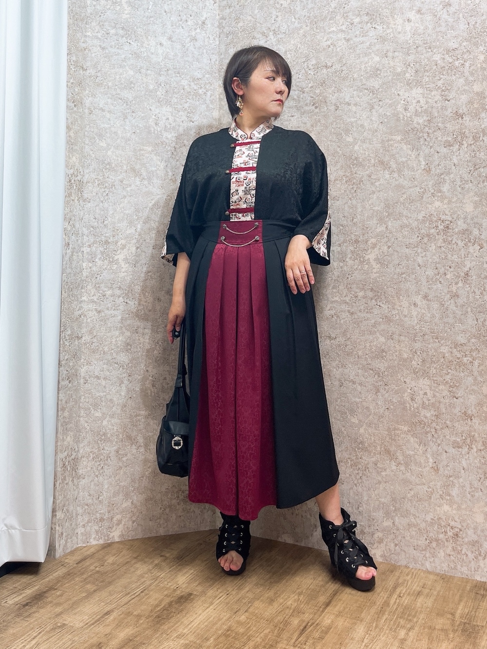 「最近のいい感じコーデ、お出かけコーデ、axes femme、AXES-X、いいね、save、フォローお願いします🤑、シャツ/ブラウス、麻雀、赤黒」｜「AXES-Xの麻雀牌プリントチャイナシャツ（シャツ/ブラウス、ブラック系）」を使った、ジョーさん（レディース・161cm）の春コーディネートの1枚目の写真
