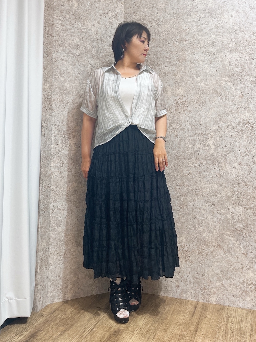 「axes femme、オトナカジュアル、オトナ女子、おでかけコーデ、きれいめカジュアル、おしゃれさんと繋がりたい、モノトーンコーデ、いいね、save、フォローお願いします🤑」｜「axes femmeのレースアップブーサン（サンダル、ブラック系）」を使った、ジョーさん（レディース・161cm）の夏コーディネートの1枚目の写真