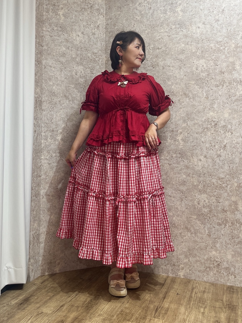「赤、フリル、axes femme POETIQUE、Chalmiere、大人かわいい」｜「Chalmiereのクラシックコットンブラウス（シャツ/ブラウス、レッド系）」を使った、ジョーさん（レディース・161cm）の夏コーディネートの1枚目の写真