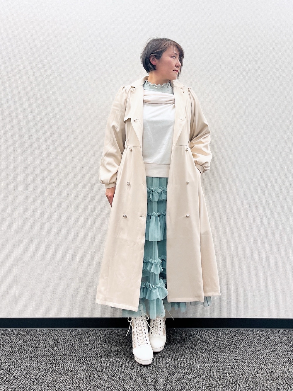 「春色、axes femme、春服、オトナ女子、おしゃれさんと繋がりたい、初春コーデ、大人かわいい、ゆるコーデ、スカートスタイル、春アウター、40代ファッション」｜「axes femmeのランダムパールリボンプルオーバー（Tシャツ/カットソー、ホワイト系）」を使った、ジョーさん（レディース・161cm）の冬コーディネートの1枚目の写真