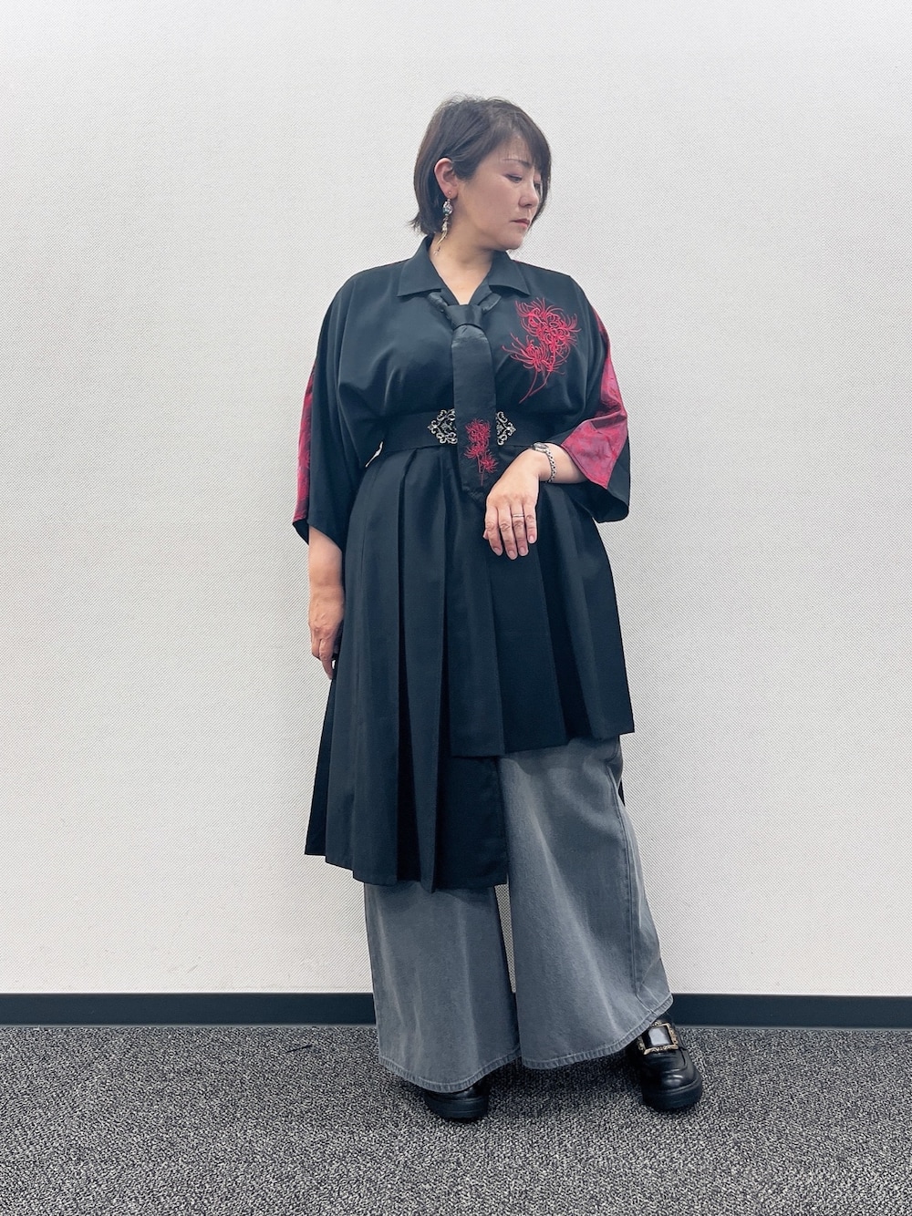「彼岸花、和洋折衷、和洋折衷コーデ、和柄、和柄シャツ、axes femme、REZEN」｜「REZENの彼岸花刺繍半袖シャツ（シャツ/ブラウス、レッド系）」を使った、ジョーさん（レディース・161cm）の夏コーディネートの1枚目の写真