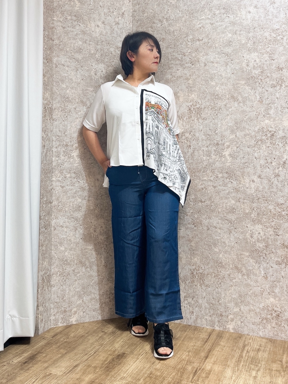 「夏コーデ、シャツスタイル、axes femme、夏服、オトナカジュアル、シンプルスタイル、大人カジュアルコーデ」｜「axes femmeのリボン使いスニーカーサンダル（サンダル、ブラック系）」を使った、ジョーさん（レディース・161cm）の夏コーディネートの1枚目の写真