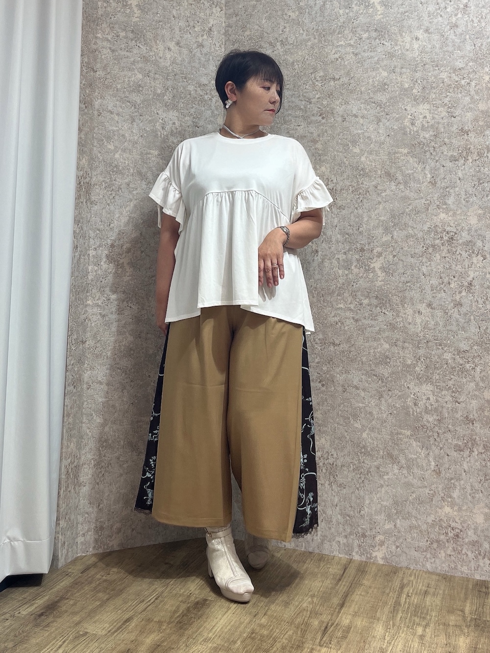 「白Tシャツ、夏ルックで気分アップ、axes femme、夏コーデ、大人カジュアルコーデ、カジュアルスタイル、オトナ女子、おしゃれさんと繋がりたい、パンツコーデ、夏だ！Tシャツ着よう！、ゆるコーデ、夏服コーデ、ゆったり、ゆったりコーデ、ゆったりシルエット」｜「axes femmeのオーナメント柄切替ワイドパンツ（その他パンツ、イエロー系）」を使った、ジョーさん（レディース・161cm）の夏コーディネートの1枚目の写真