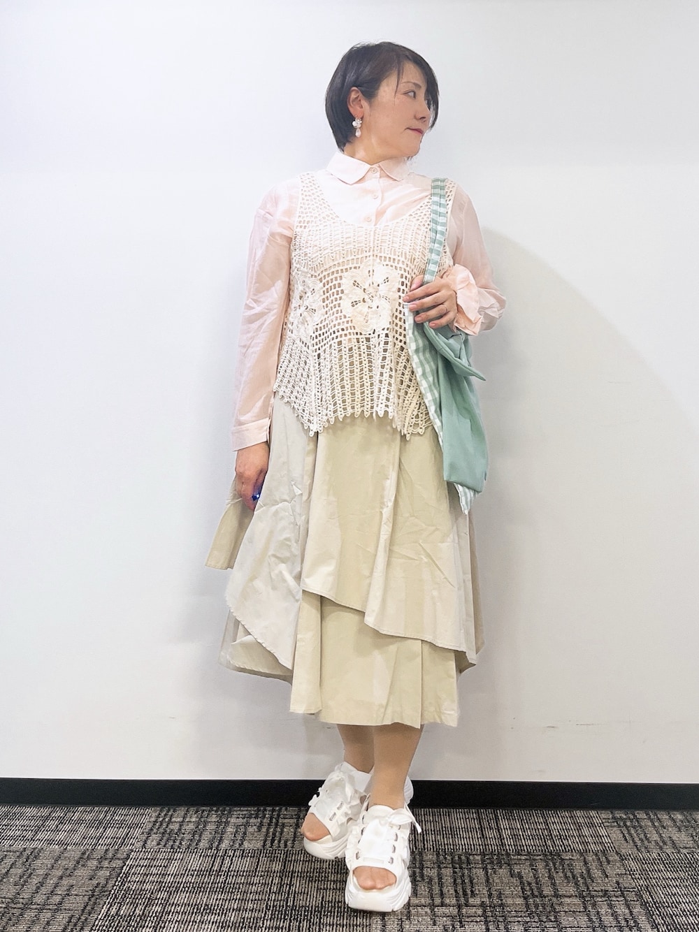 「最近のいい感じコーデ、大人カジュアル、淡色コーデ、きれいめカジュアル、シアートップス、お出かけコーデ、axes femme、ショルダーバッグ、キレイめカジュアル、春夏コーデ、カジュアルスタイル、40代ファッション」｜「axes femmeの透かし網みベスト（ベスト、ホワイト系）」を使った、ジョーさん（レディース・161cm）の春コーディネートの1枚目の写真