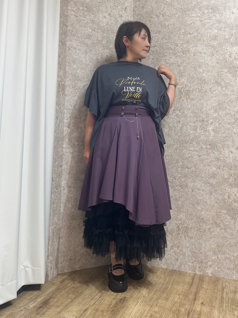 「カジュアル、クラシカル、axes femme、夏ファッション、夏服、おでかけ服、おしゃれさんと繋がりたい、夏だ！Tシャツ着よう！、Tシャツ/カットソー、お洒落さんとつながりたい」｜「axes femmeのアソートフリルＴシャツ（Tシャツ/カットソー、グレー系）」を使った、ジョーさん（レディース・161cm）の夏コーディネートの1枚目の写真
