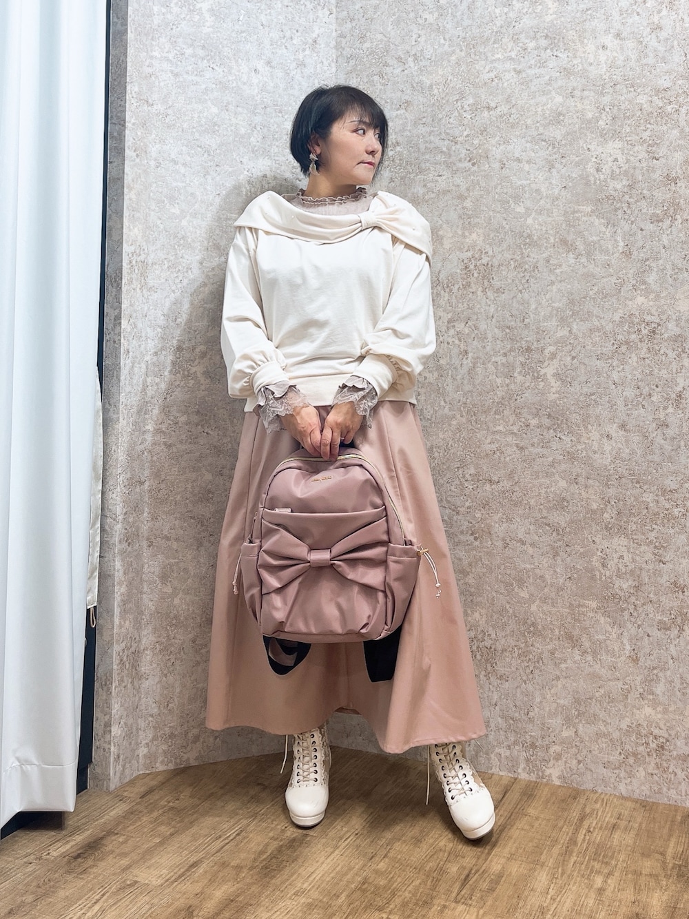 「春色、春めき満開コーデ、axes femme、オトナカジュアル、大人女子、大人コーデ、ゆるシルエット、春カラー、お出かけコーデ、骨格ストレート、お洒落さんとつながりたい、春服」｜「axes femmeのレース切替編み上げブーツ（ブーツ、ホワイト系）」を使った、ジョーさん（レディース・161cm）の春コーディネートの1枚目の写真
