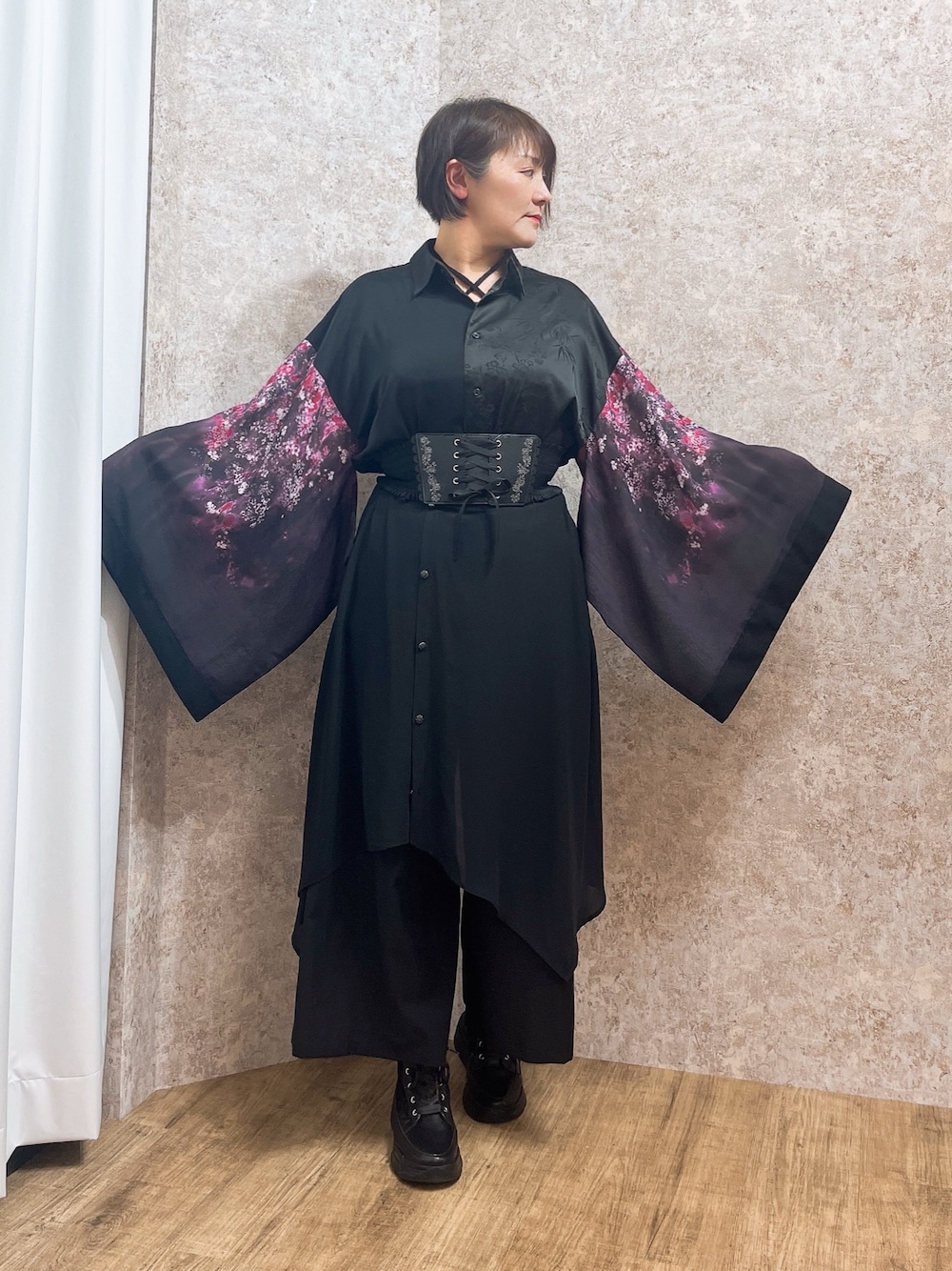 「シャツスタイル、axes femme、AXES-X、REZEN、モノトーン、シャツ、ブラックコーデ、40代ファッション、和洋折衷、桜、スカート風パンツ、モード」｜「axes femmeのレースハイカットスニーカー（スニーカー、ブラック系）」を使った、ジョーさん（レディース・161cm）の春コーディネートの1枚目の写真