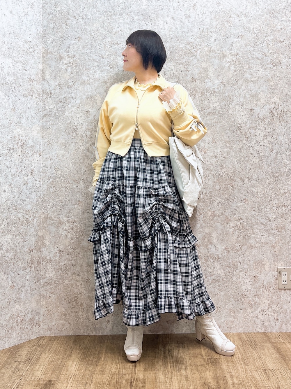 「チェック、リボン、大人カジュアル、デートコーデ、お出かけコーデ、axes femme、春服コーデ、オトナカジュアル、春カラー、おしゃれさんと繋がりたい、ママファッション、おでかけコーデ」｜「axes femmeのダンボールニットトラックジャケット（ブルゾン、イエロー系）」を使った、ジョーさん（レディース・161cm）の春コーディネートの1枚目の写真