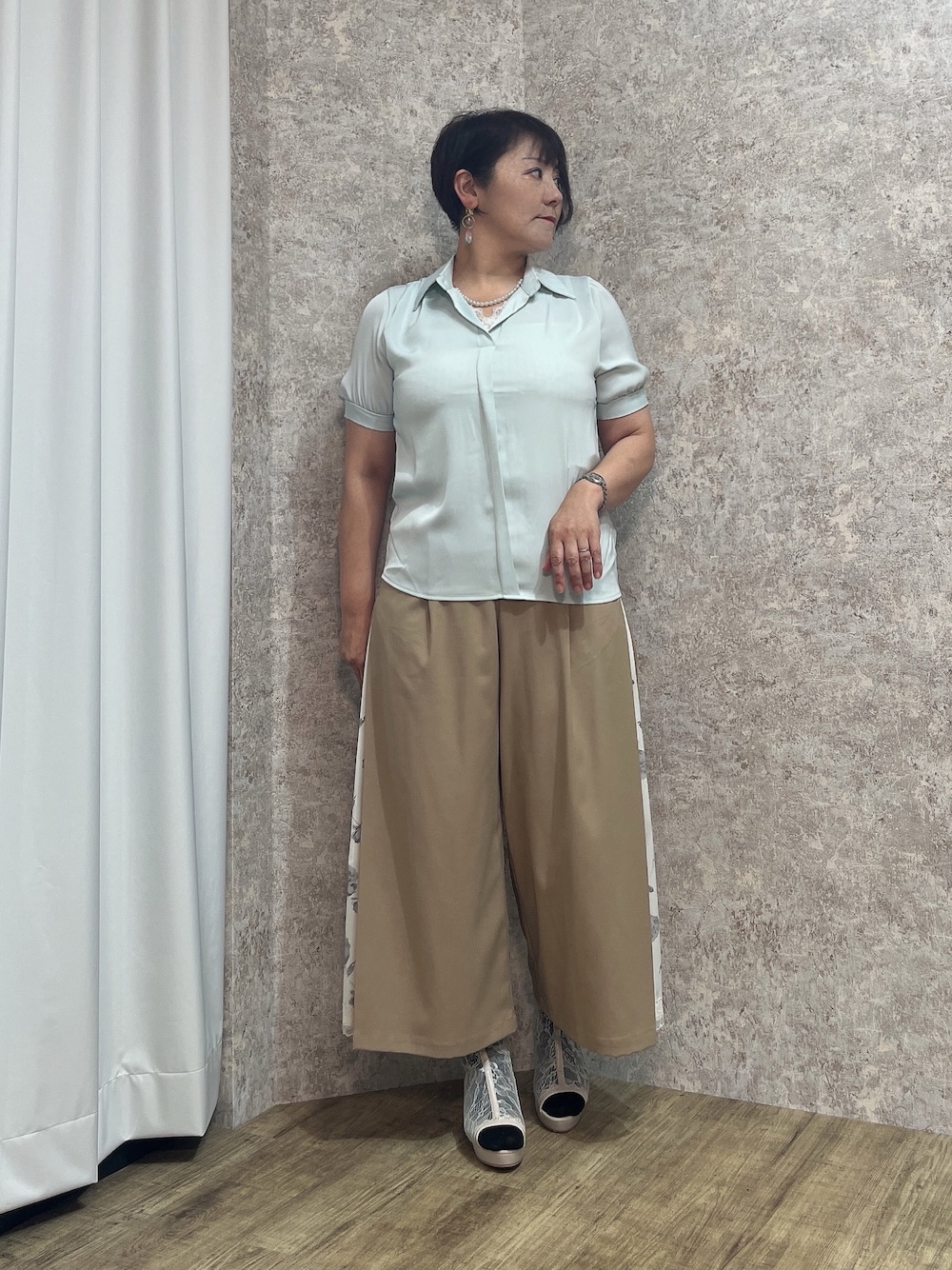 「ワイドパンツ、パール付きトップス、パール付き、キレイめカジュアル、きれいめカジュアル、axes femme、夏ファッション、オトナ女子、パンツコーデ、キレイめコーデ、おしゃれさんと繋がりたい」｜「axes femmeのオープントゥレースブーツ（ブーツ、ベージュ系）」を使った、ジョーさん（レディース・161cm）の夏コーディネートの1枚目の写真