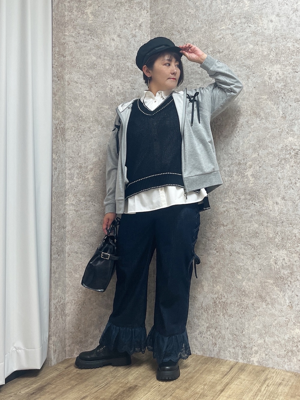 「秋服準備はじめました、axes femme、休日スタイル、デニム、初秋コーデ、オトナカジュアル、ラクチンコーデ、今から使える秋の先取りコーデ、パンツスタイル、秋先取りコーデ、おしゃれさんと繋がりたい」｜「axes femmeのバックル使いワークブーツ（ブーツ、ブラック系）」を使った、ジョーさん（レディース・161cm）の夏コーディネートの1枚目の写真