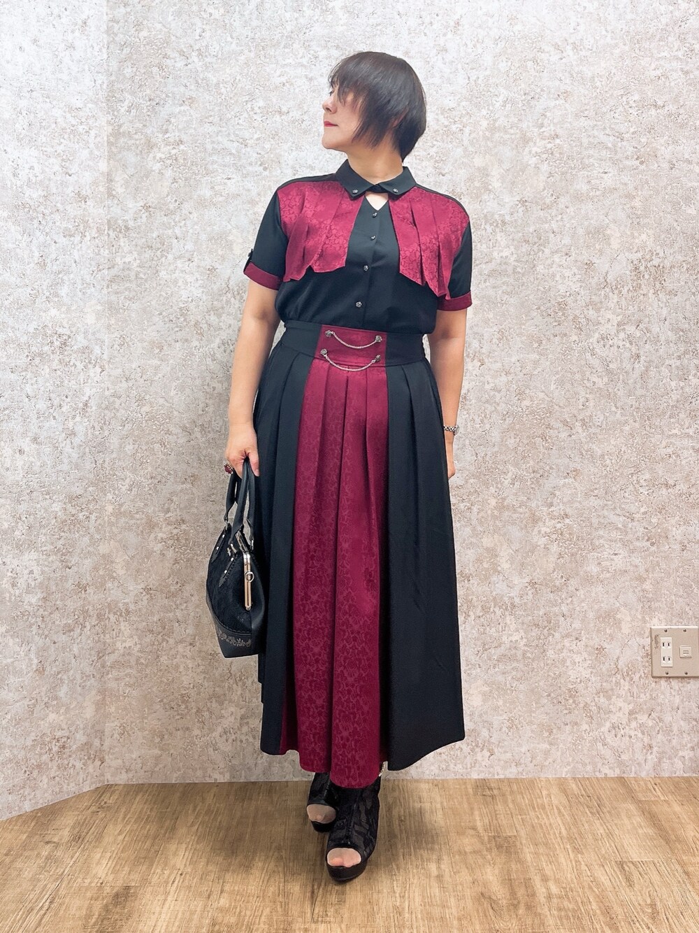 「axes femme、オトナ女子、おでかけコーデ、女子会コーデ、ジャガード柄、モード」｜「axes femmeのジャカード×プリーツブラウス（シャツ/ブラウス、ブラック系）」を使った、ジョーさん（レディース・161cm）の春コーディネートの1枚目の写真