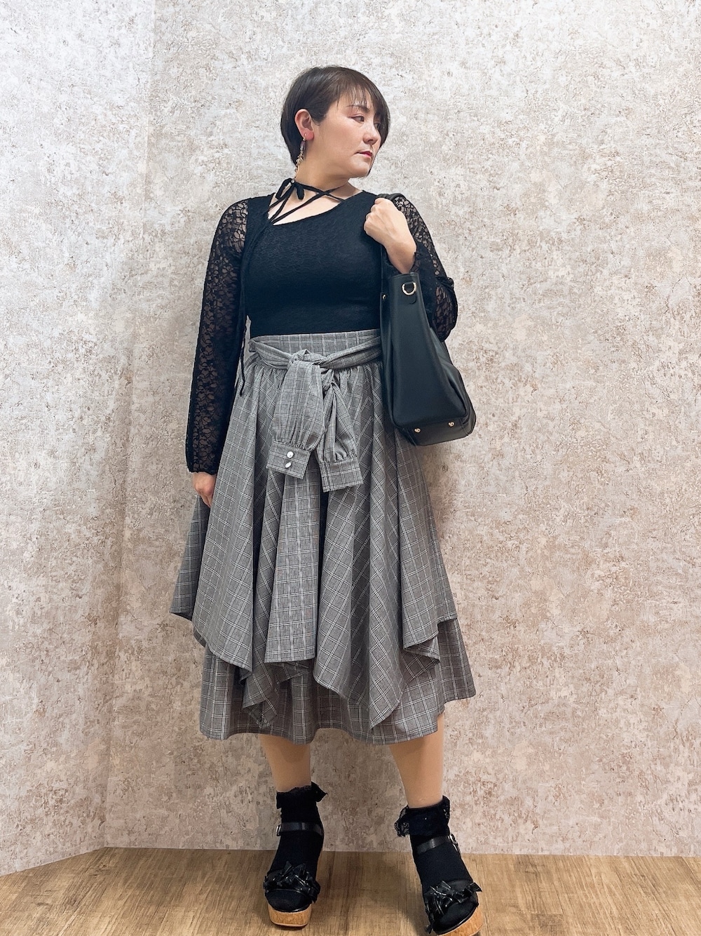 「axes femme、おでかけコーデ、大人カジュアルコーデ、いいね、save、フォローお願いします🤑、お出かけコーデ、レース、シャツ風スカート」｜「axes femmeのＦＡＶミニローズリング（リング、パープル系）」を使った、ジョーさん（レディース・161cm）の春コーディネートの1枚目の写真