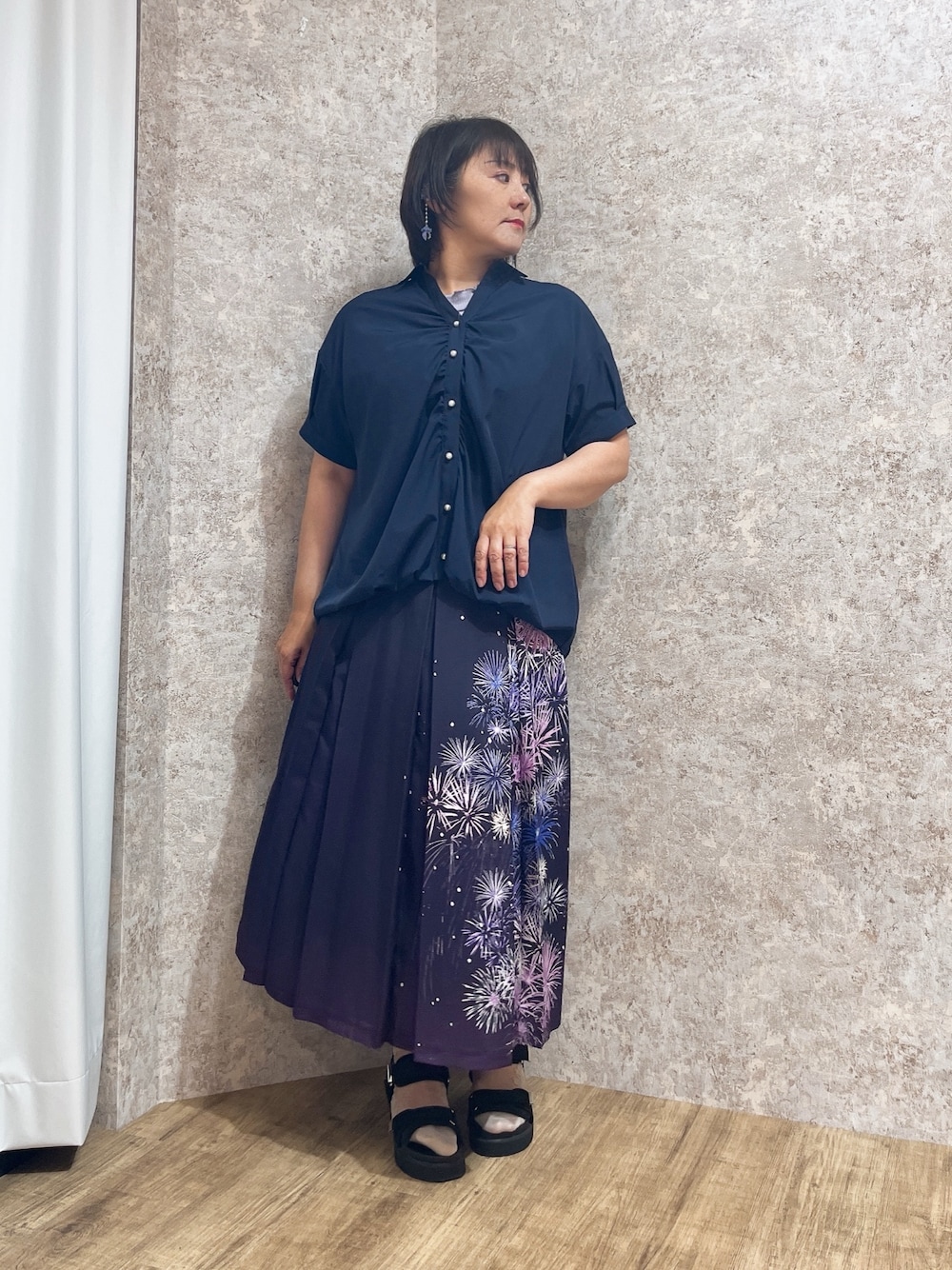 「花火、花火柄、花火コーデ、夏ルックで気分アップ、お出かけコーデ、きれいめカジュアル、夏コーデ、axes femme、大人女子、大人ファッション、夏服コーデ、ゆったり、ゆったりコーデ、ゆったりシルエット」｜「axes femmeのギャザー×コクーンシャツ（シャツ/ブラウス、ブルー系）」を使った、ジョーさん（レディース・161cm）の夏コーディネートの1枚目の写真