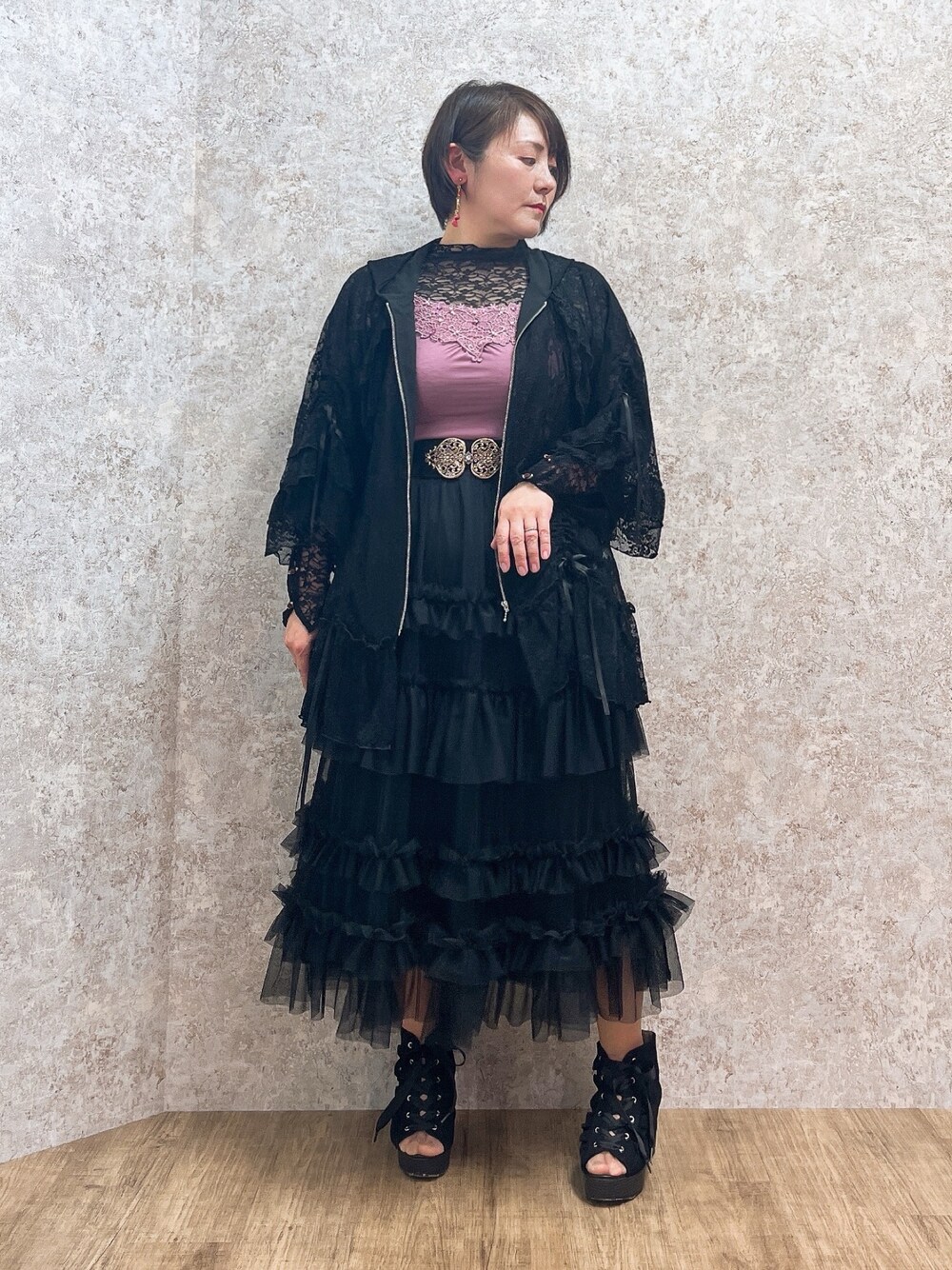 「最近のいい感じコーデ、サンダル、お出かけコーデ、axes femme、大人コーデ、おでかけコーデ、おしゃれさんと繋がりたい」｜「axes femmeのプチローズレーストップス（Tシャツ/カットソー、ブラック系）」を使った、ジョーさん（レディース・161cm）の春コーディネートの1枚目の写真