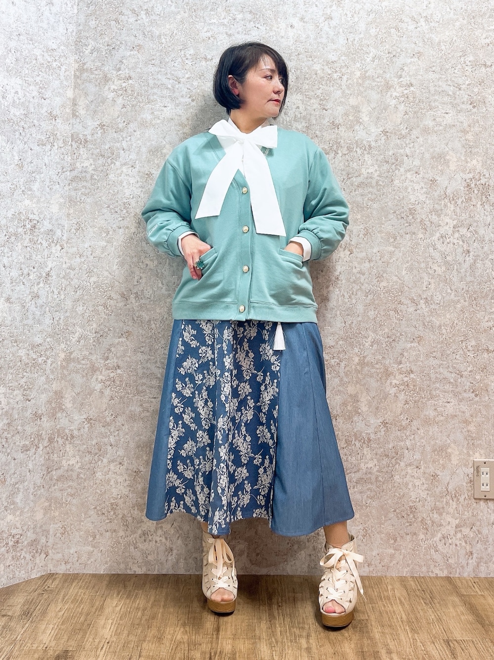 「大人カジュアル、最近のいい感じコーデ、リボン、デニム、axes femme、大人女子、スカートコーデ、カジュアルコーデ、春、スカート、ママファッション」｜「axes femmeのロゴ刺繍裏毛ロングカーディガン（カーディガン/ボレロ、グリーン系）」を使った、ジョーさん（レディース・161cm）の春コーディネートの1枚目の写真